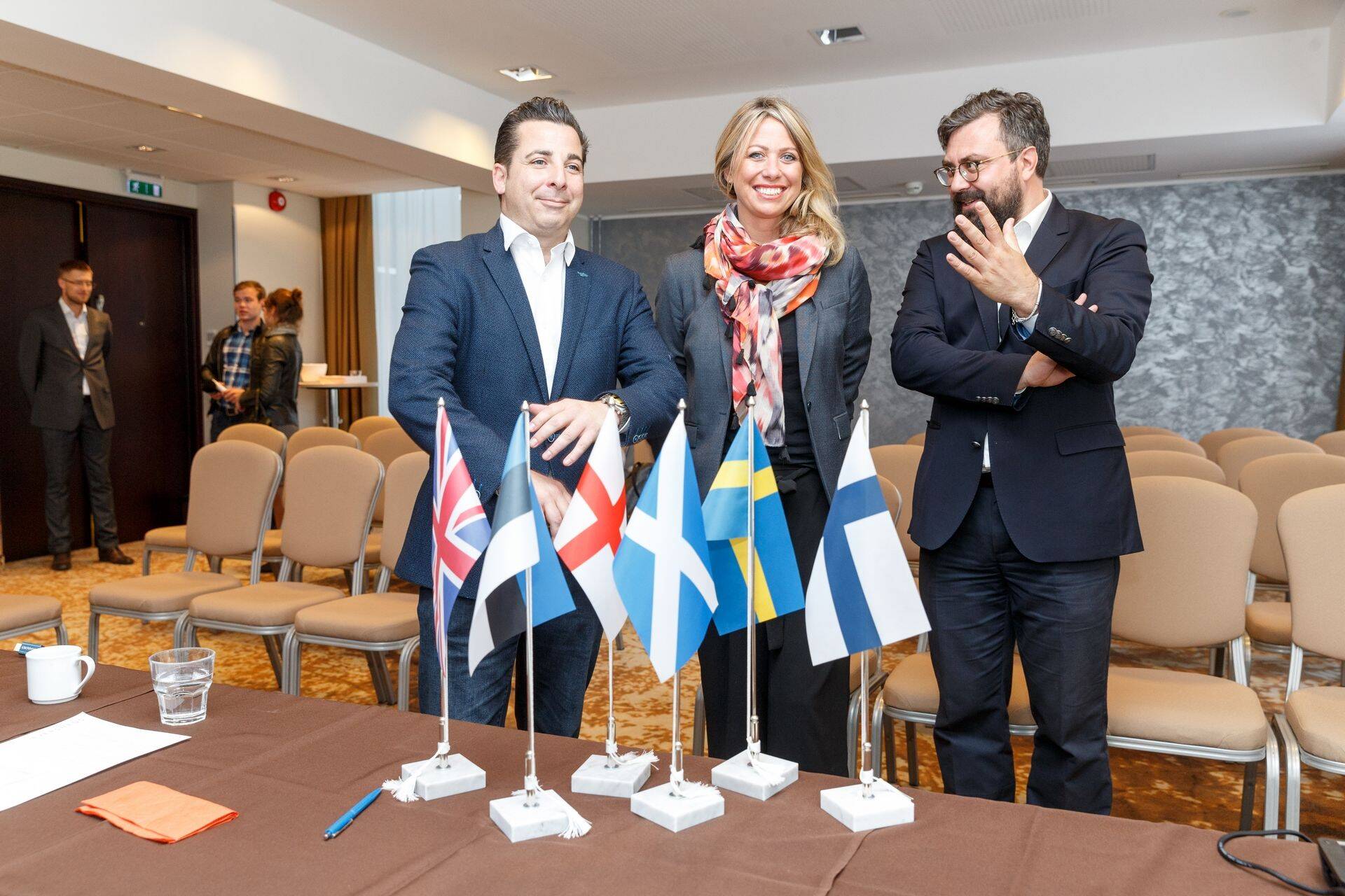 Christopher Leigh (vasakult), Victoria Leigh-Pearson, Indrek Kasela PRFoodsi erakorralisel aktsionäride üldkoosolekul juuli keskel, mil kinnitati kahe Suurbritannia kalaäri ost.