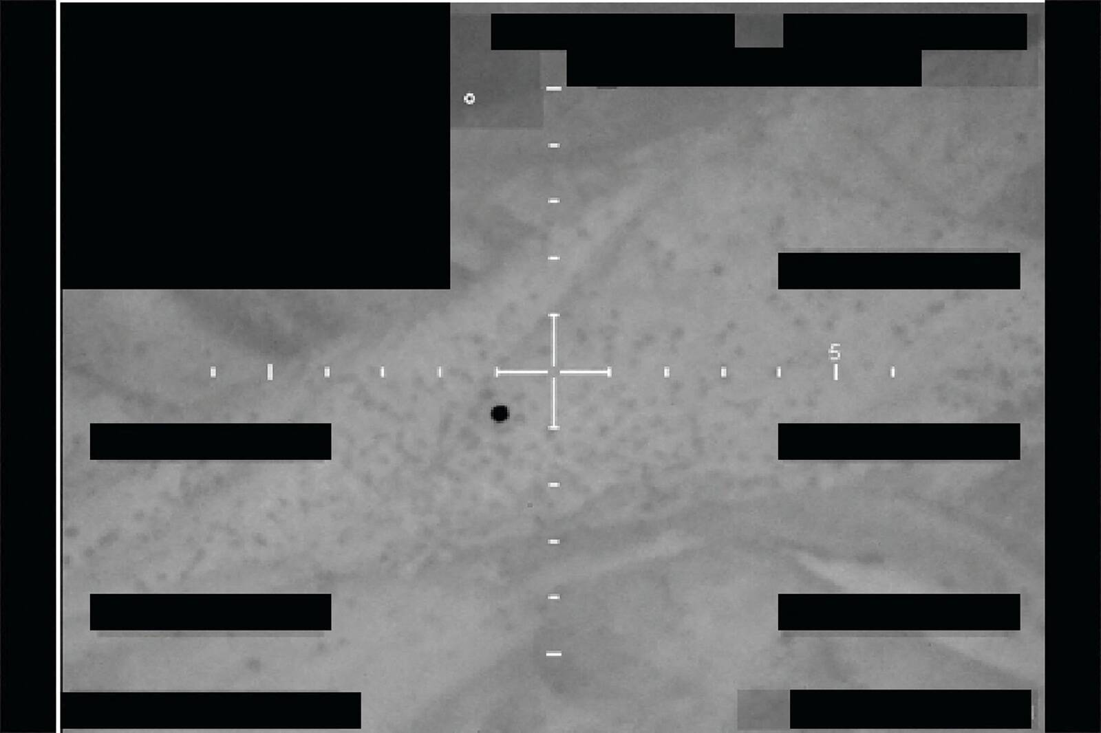See pilt, mis on kaitseministeeriumi veebisaidil tähistatud kui „FBI foto B2", näitab infrapunakaameraga tehtud jäädvustust tuvastamata objektist (must punkt) USA lääneosa kohal 2025. aasta detsembris."