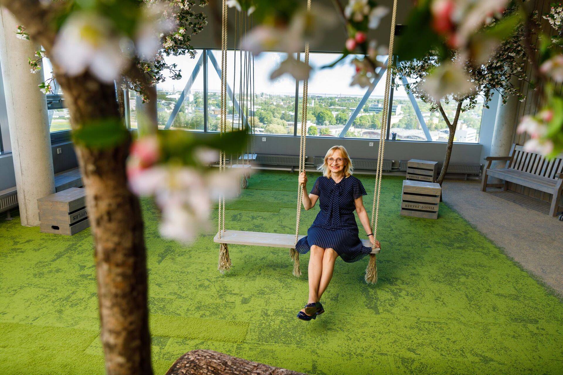 Personali<üksuse direktor Janika Kuusik selles "toas, kus kogu aeg kiigutakse"