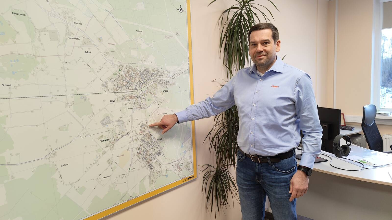 Руководитель Gren Viru Андрес Клаасмяги показывает на карте местность, где когда-то была сланцевая ТЭЦ, а теперь резервная газовая котельная и насосы, качающие горячую воду из другой части города.