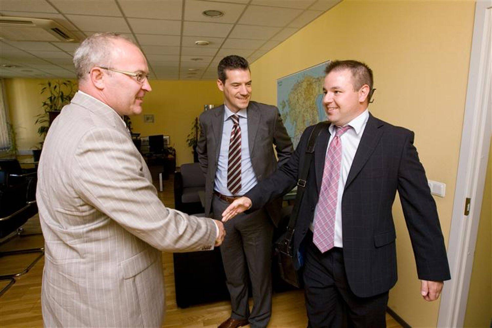 Maanteeameti peadirektor Tamur Tsäkko tervitab Iveco Czech Republic u esindajaid David Sivierot ja Lukaš Malikut.