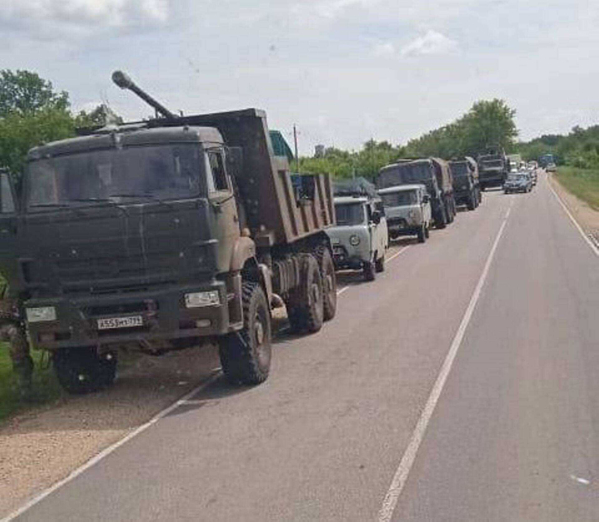 Колонна техники ЧВК Вагнера, предположительно находящейся в Липецкой области.