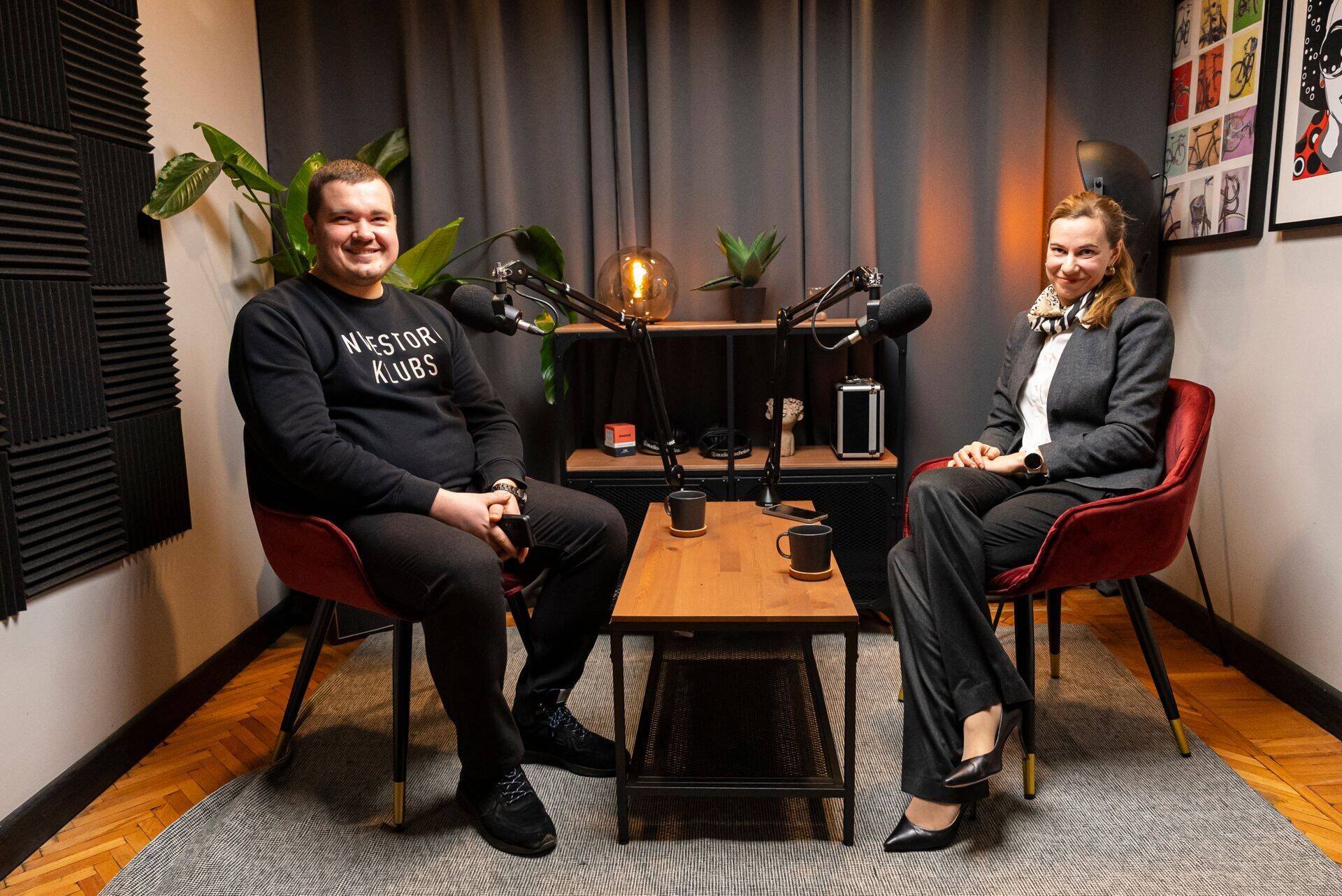 Investoru Kluba izpilddirektors Kaspars Peisenieks un aktīvu pārvaldītāja Alphinox partnere Jūlija Bistrova