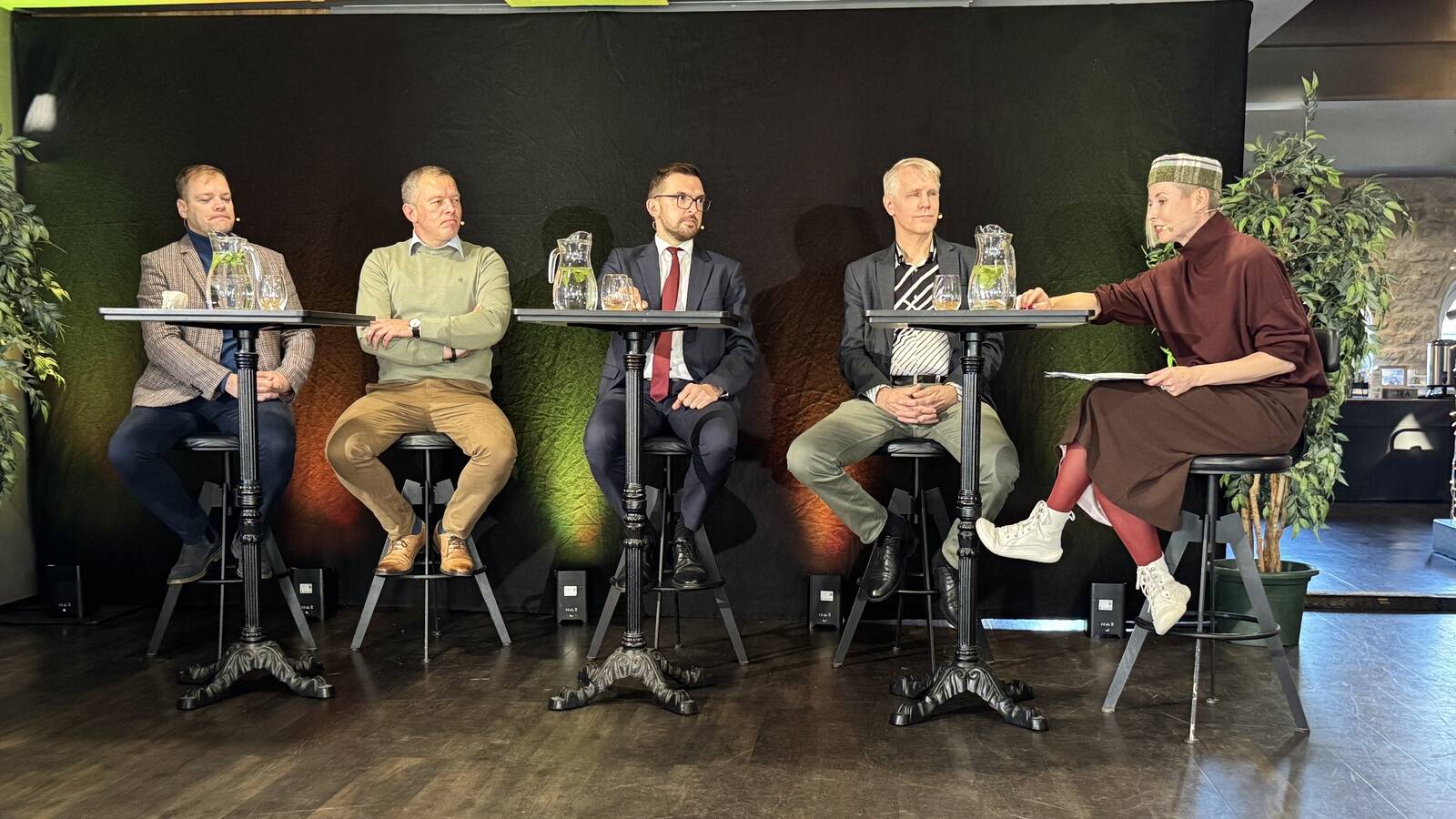 Jäätmereformi debatil arutlesid (vasakult) Tanel Tammela (Green Gravels), Jaanus Saat (Lääne-Harju vallavanem), Ivo Jaanisoo (kliimaministeeriumi asekantsler) ja Kalle Grents (EKT Ecobio). Debatti juhtis ajakirjanik Marii Karell.