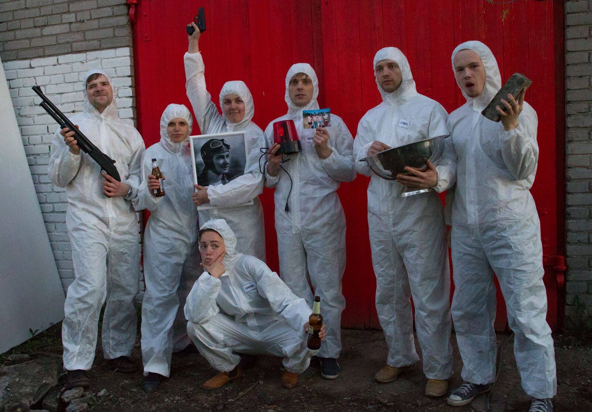Harrastusnäitlejad Hanna Allsaar (vasakult kolmas) ja Marko Kiisa (vasakult neljas) 2013. aastal lavastatud etenduses "Puukoristajad"