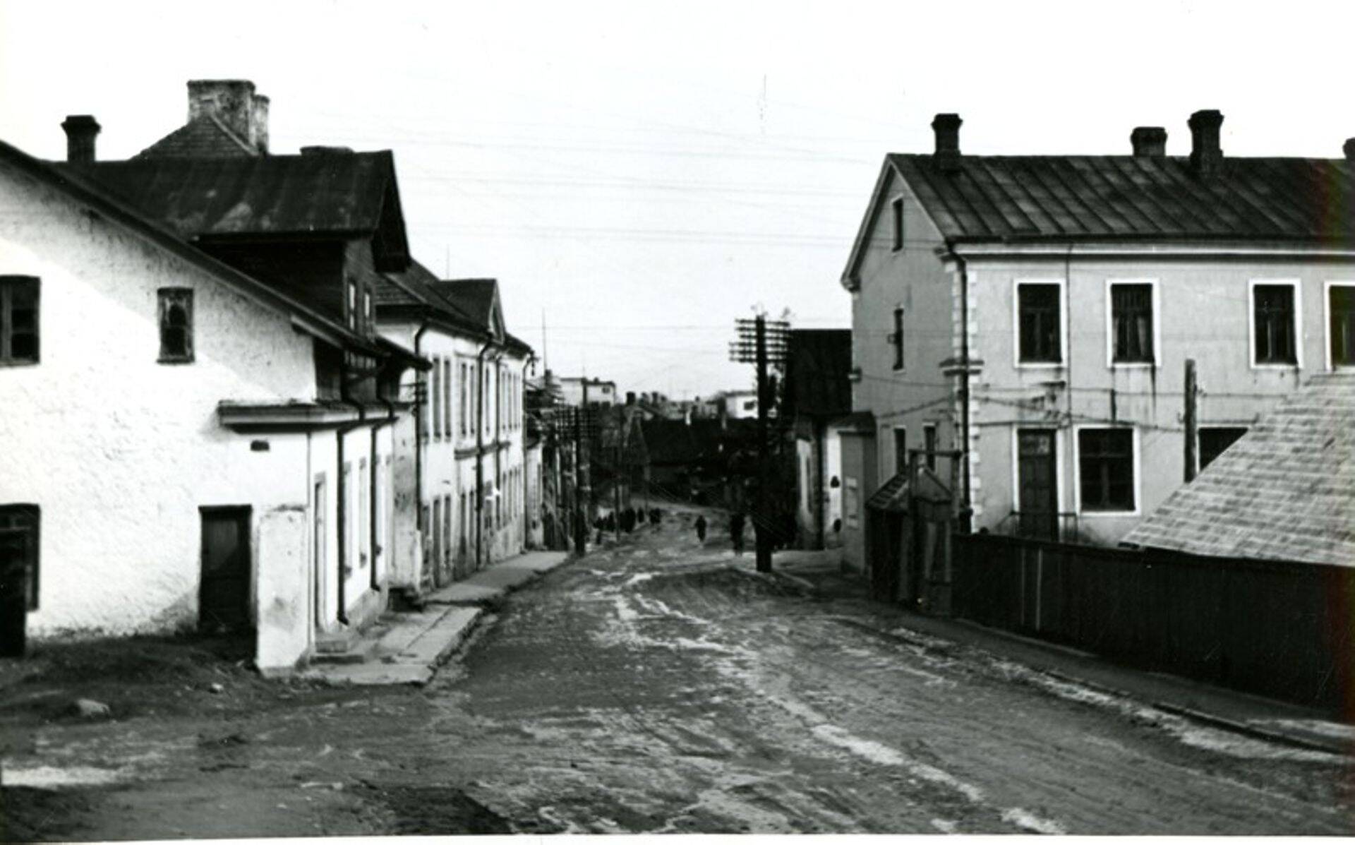 Kaljo Baumani foto Tallinna tänavast on tehtud umbes paarkümmend aastat hiljem ajast, millest räägib meie lugu. Aga porised on peatänavad ikka.
