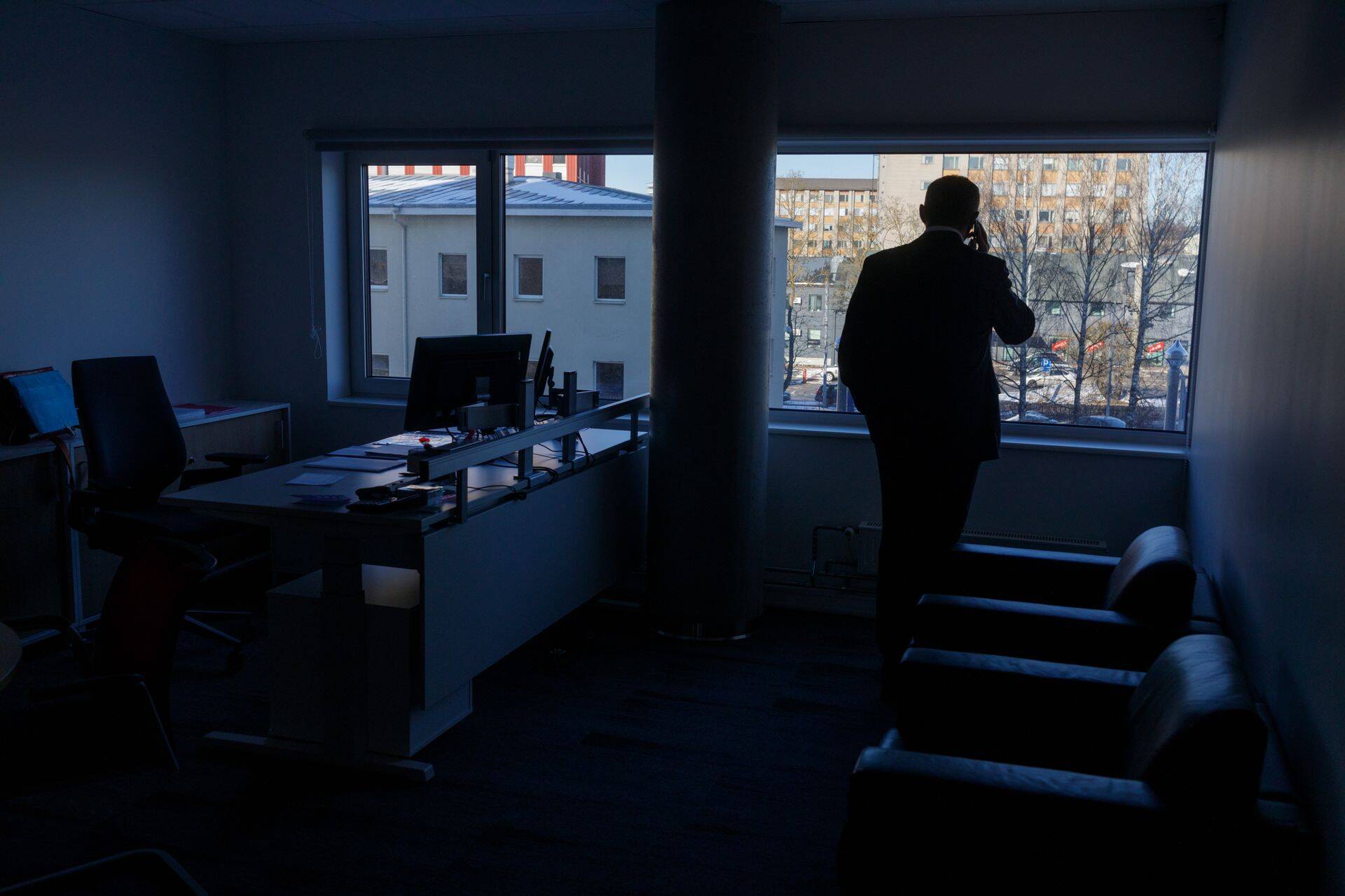 Versobanki viimane juht Aivo Adamson pidamas telefonikõnet samal päeval, kui saabus pommuudis panga kinnipanekust.