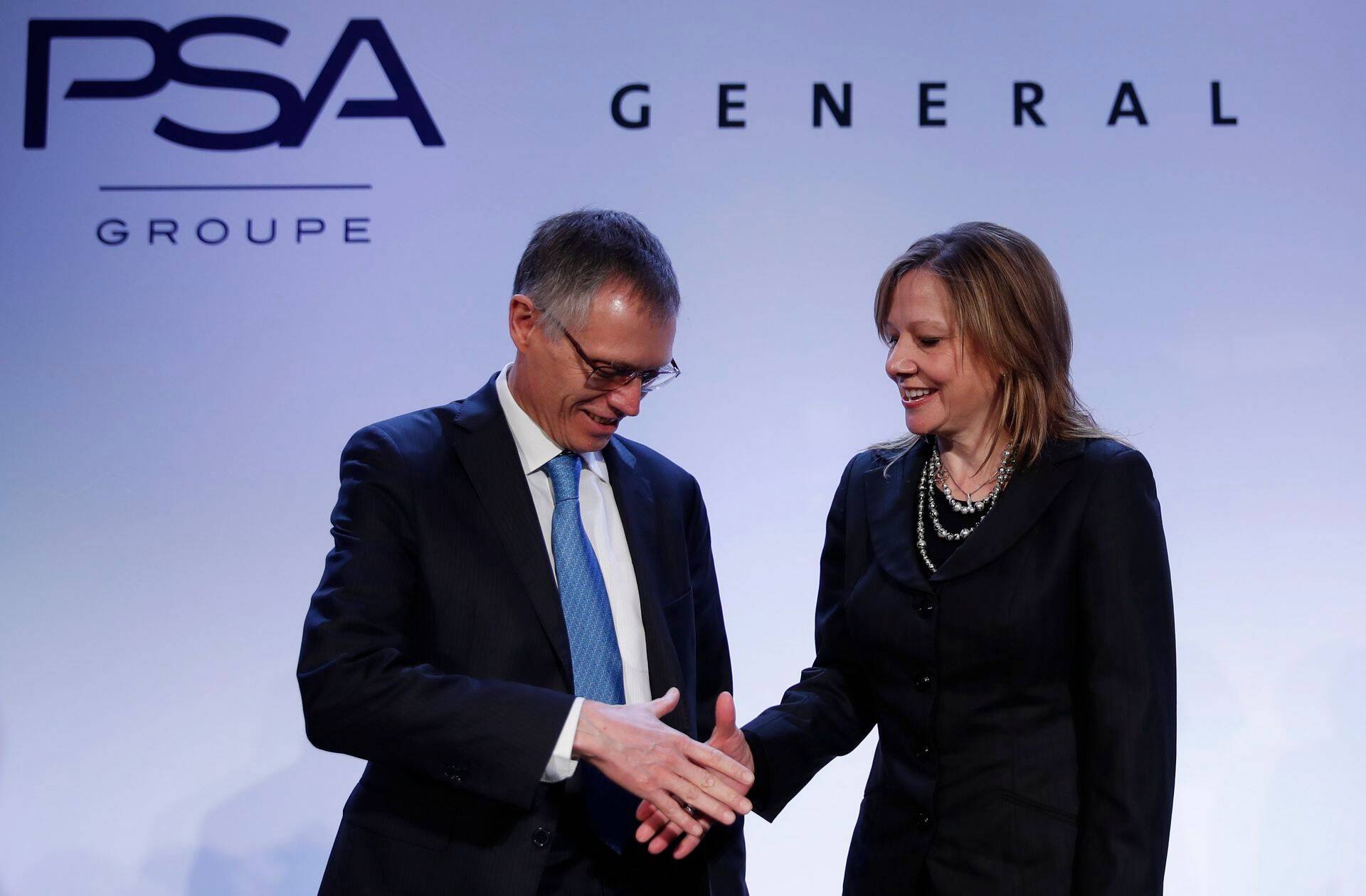 PSA juht Carlos Tavares ja GMi juht Mary Barra lõid käed.