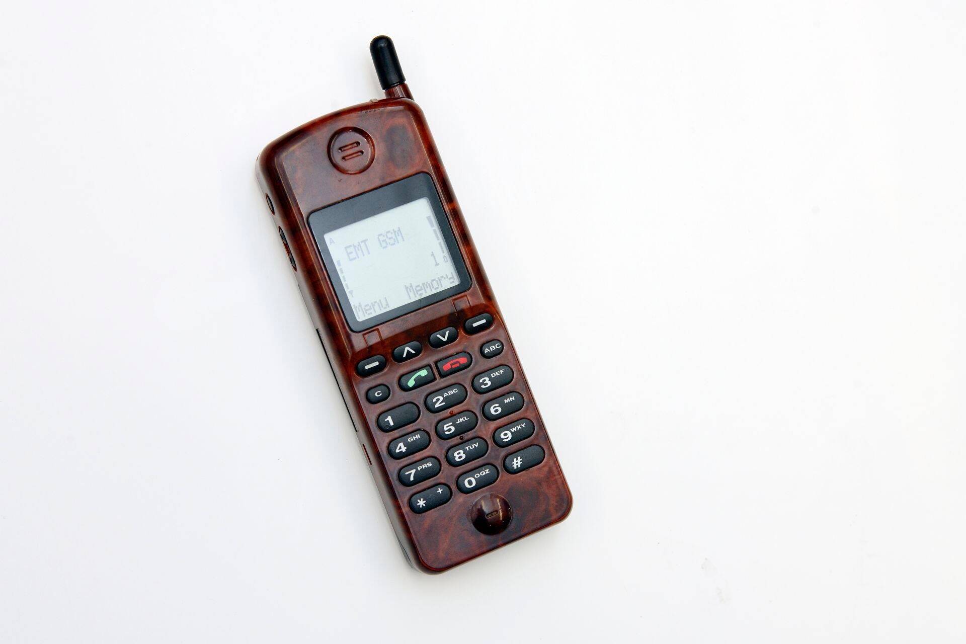 Soome rahvasaadikutele osteti 1995. aastal Nokia 2110 telefonid.