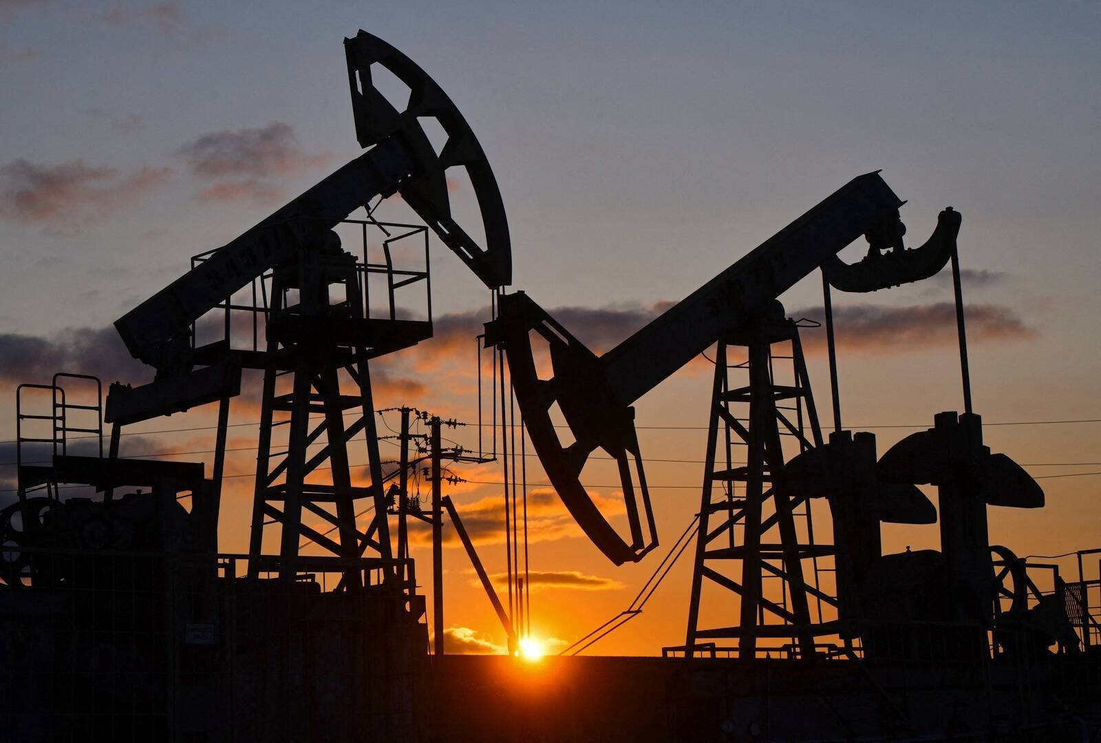 Как правило, спрос на нефть растет летом, когда люди уезжают в отпуска.