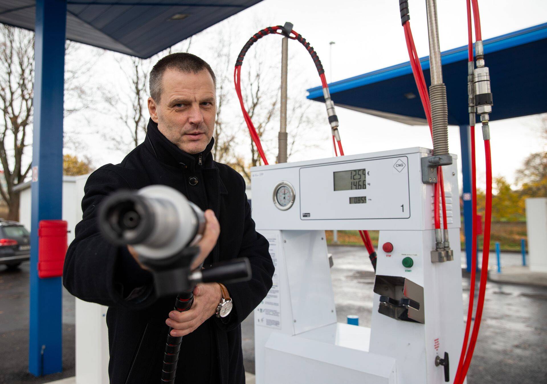 Eesti Gaas juhatuse liige Raul Kotov, Eesti Gaasi tankla juures Tehnika tänaval.