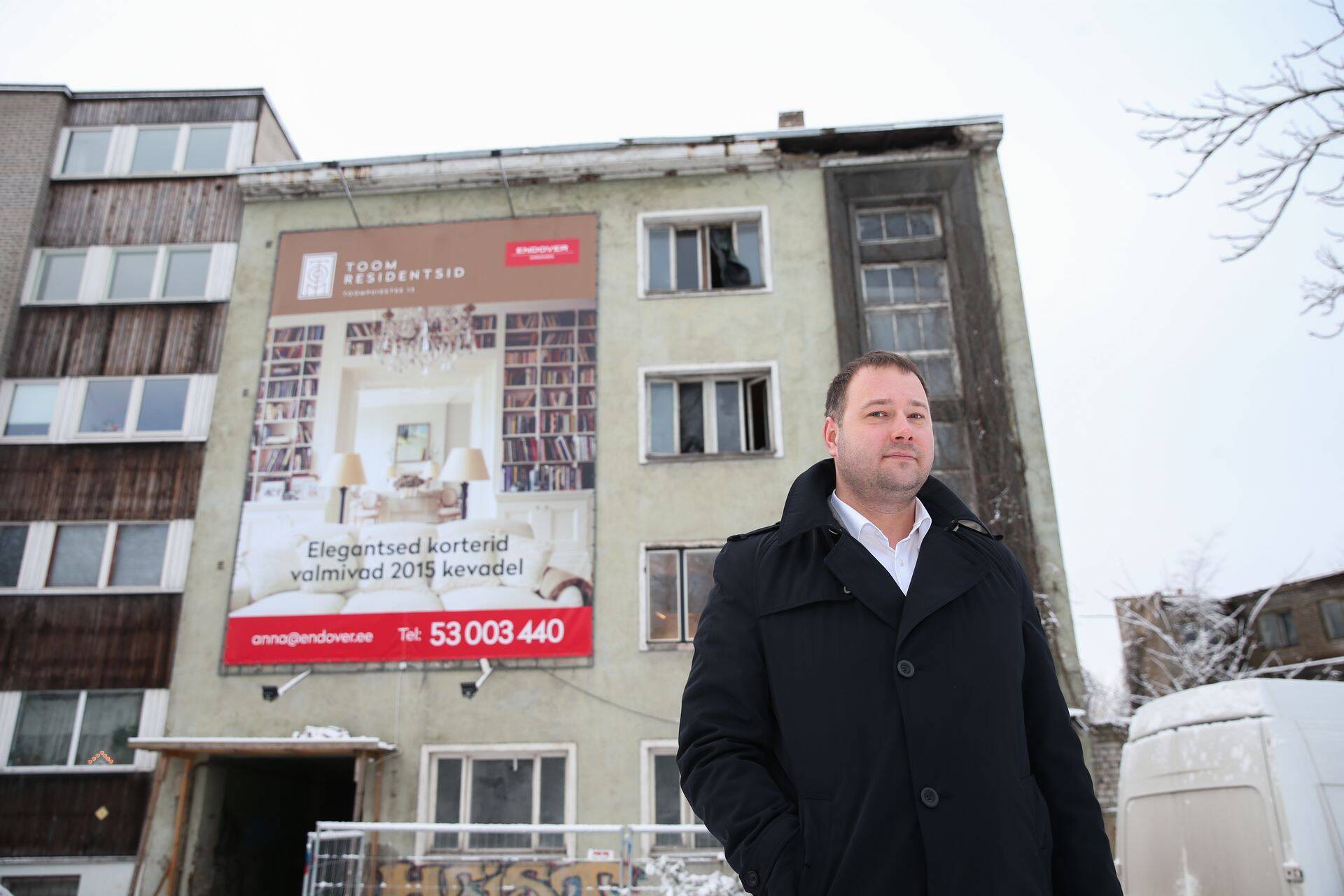 Endover Kinnisvara piirkonnajuht Oliver Makko Tallinnas Toompuiesteel maja ees, mida hakatakse renoveerima.
