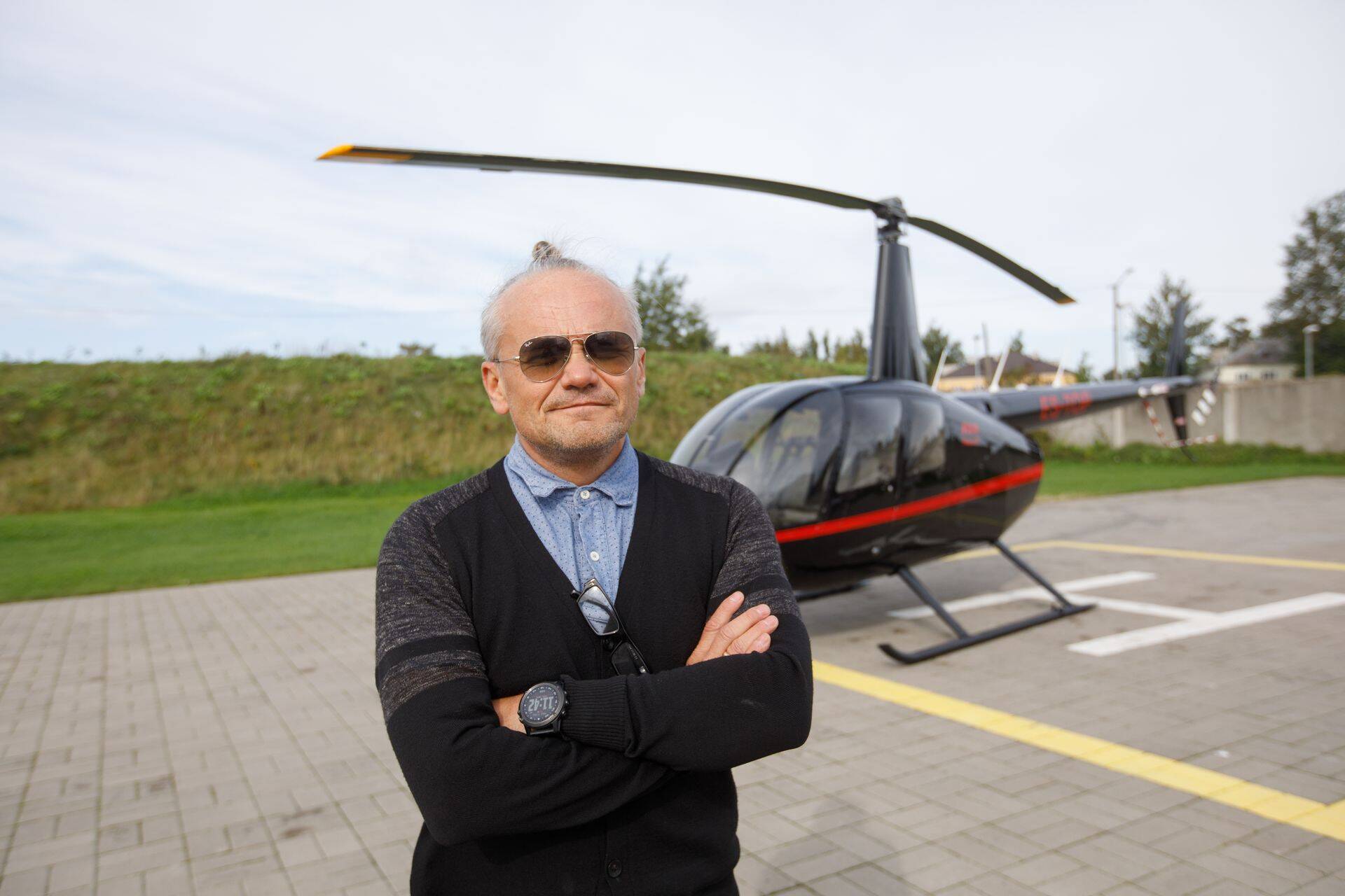 Kopteripiloot Raivo Hein oma kopteriga.