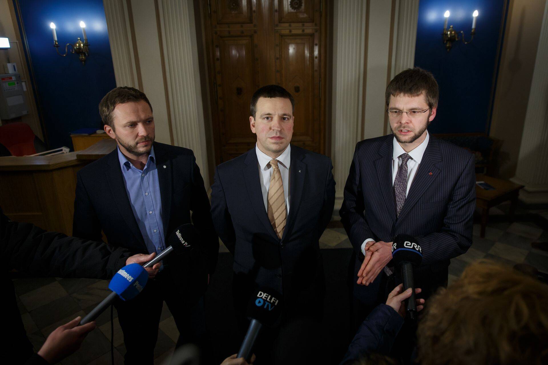 Margus Tsahkna (vasakult), Jüri Ratas ja Jevgeni Ossinovski on maksupaketis kokku leppinud.