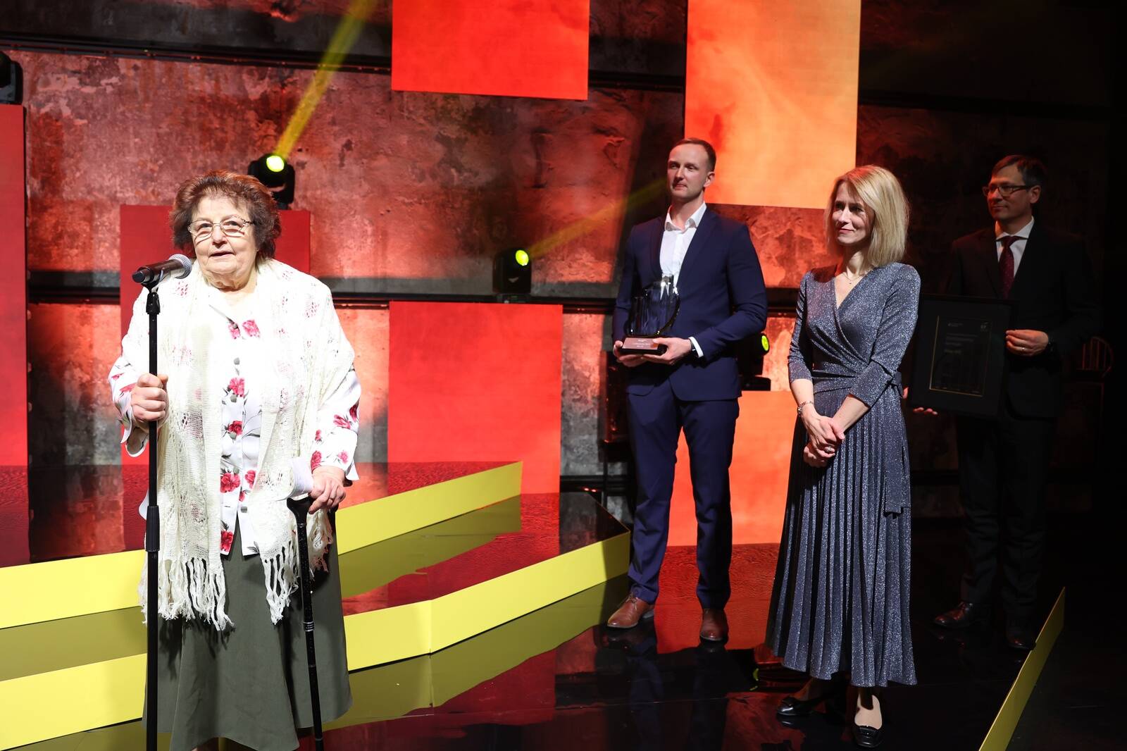 Elutööpreemia andis Maie Niidule üle peaminister Kaja Kallas.