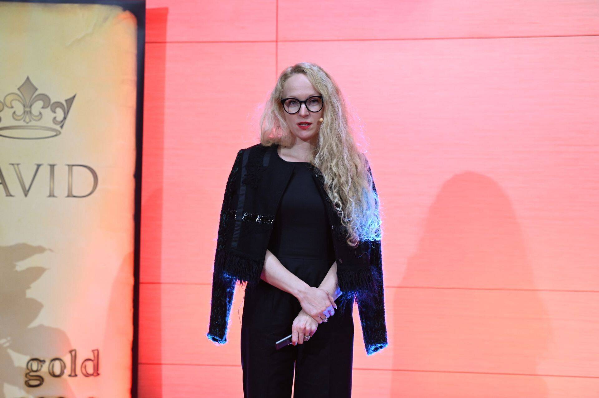 Kunstikaupmees Maria Shevchenko soovitab ka tööl teoseid üles riputada, sest see paneb teise meeleolusse.