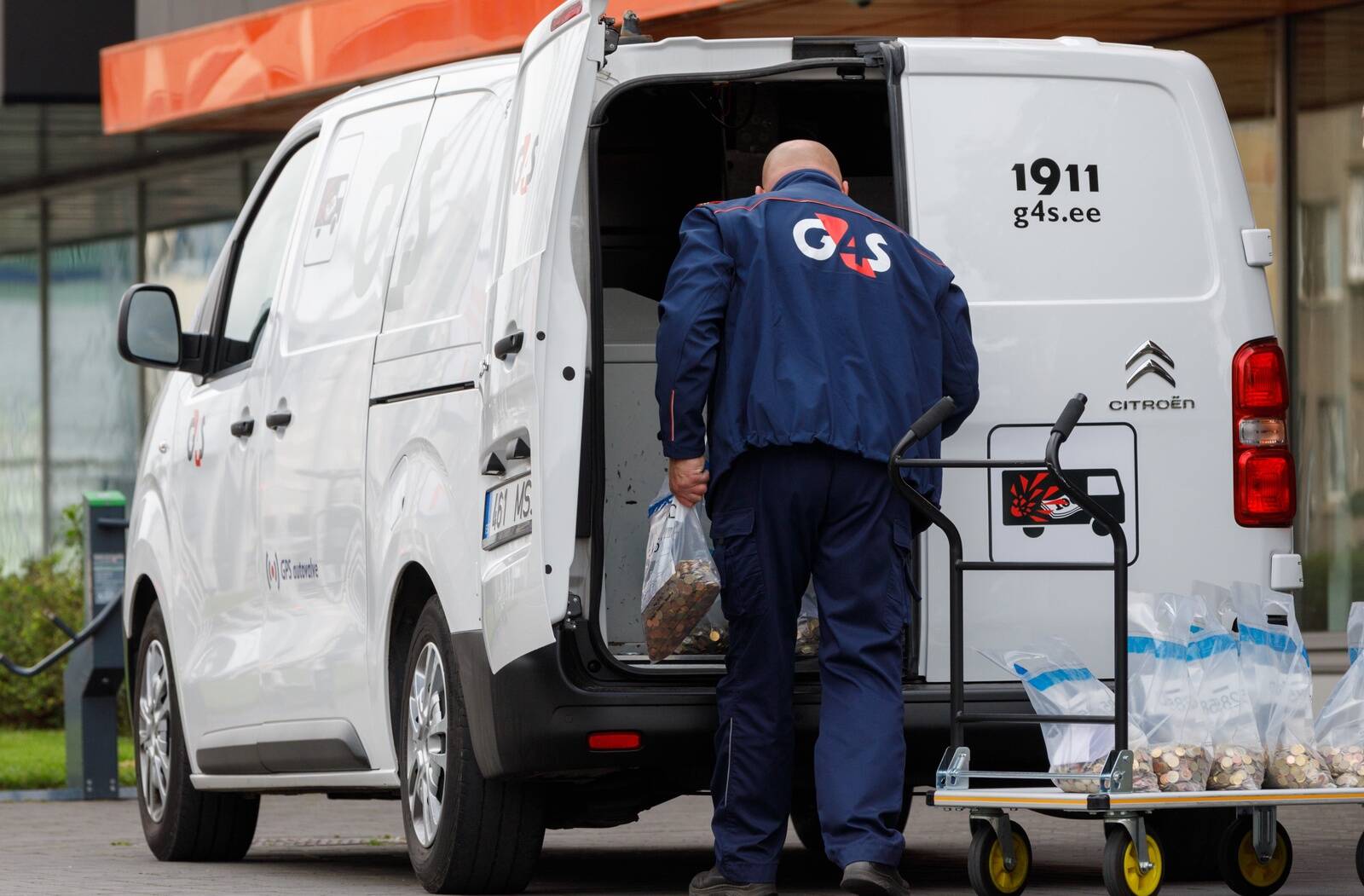 Enim riigihankeid võitnud firma valmistab näiteks vormirõivaid nii turva-, turismi- ja kaubandusfirmadele kui ka päästjatele, maksu- ja tolliametnikele, kiirabitöötajatele, politseinikele nii Eestis kui ka Rootsis ning paljudele teistele ametitele ja erafirmadele.