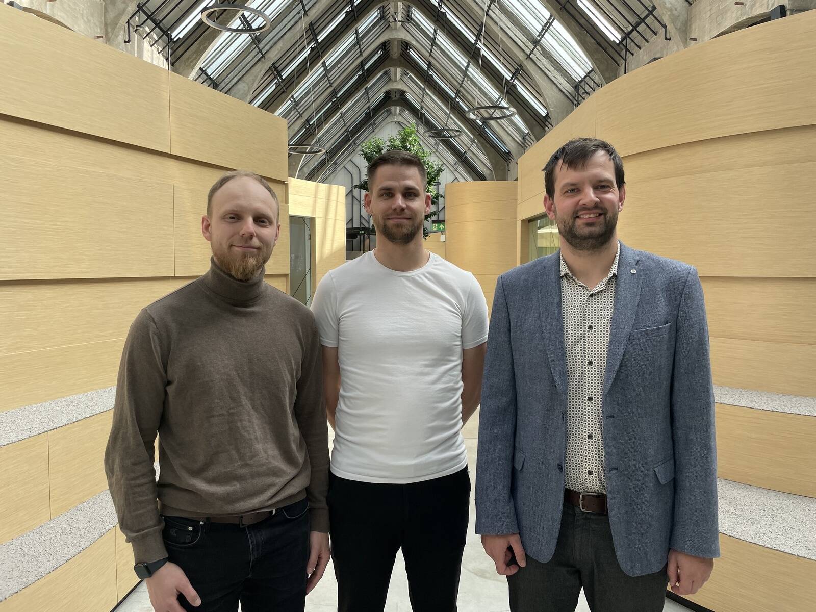 Vasakul Kuie Põllumajandusühistu juhatuse liige Johannes Toom, keskel Pajumäe Talu peremees Viljar Veidenberg ja paremal Triniti advokaadibüroo vandeadvokaat Siim Maripuu.