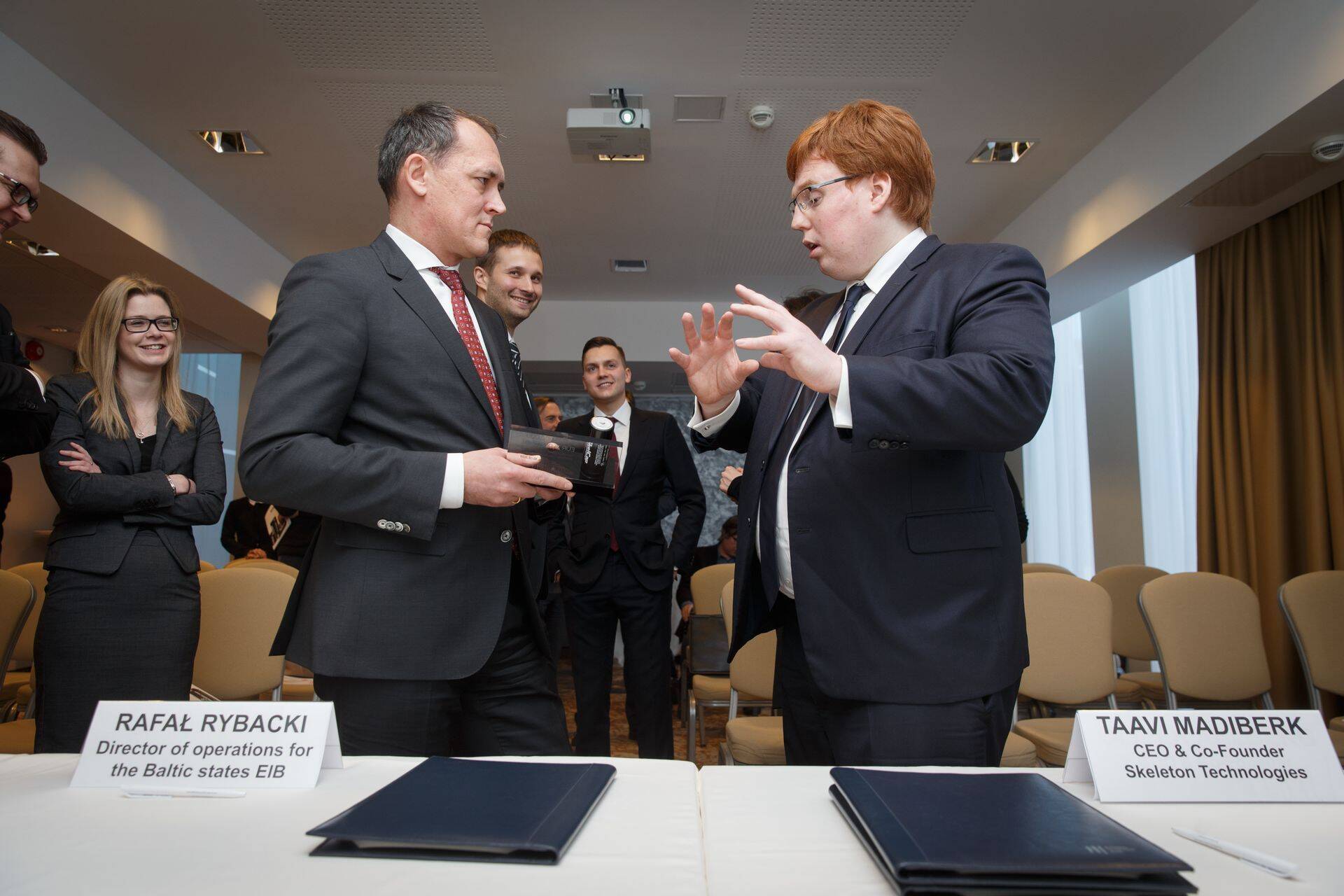 Laenulepingu sõlmijad Euroopa Investeerimispanga Poola ja Baltimaade osakonnajuht Rafal Ryback ning ettevõtte Skeleton Technologies tegevjuht ja kaasasutaja Taavi Madiberk.