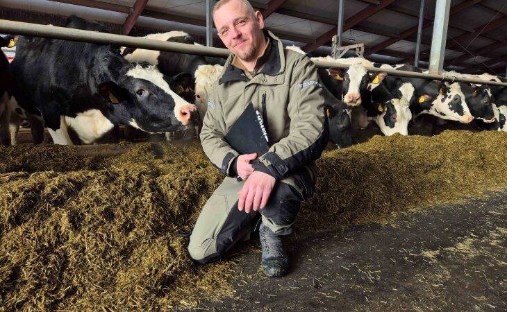 Parimaks piimakarjakasvatajaks 2024 kuulutatud Sven Tammoja oma hoolealustega.