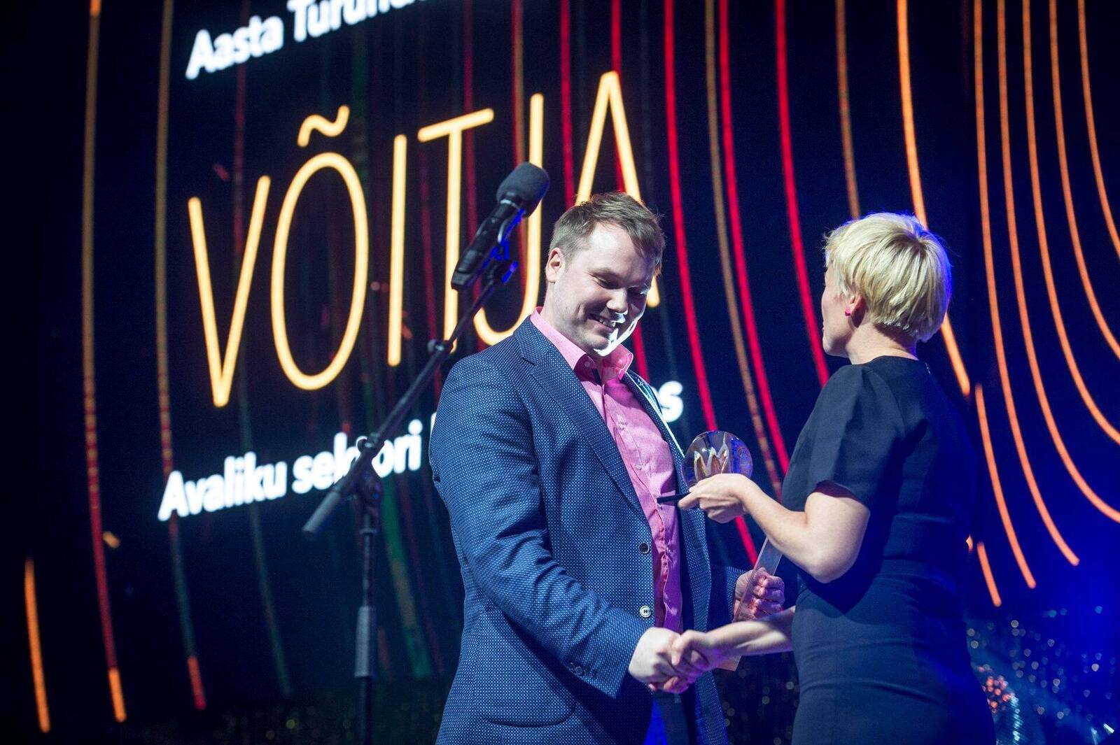Jaan Naaber agentuurist Neway auhinda vastu võtmas