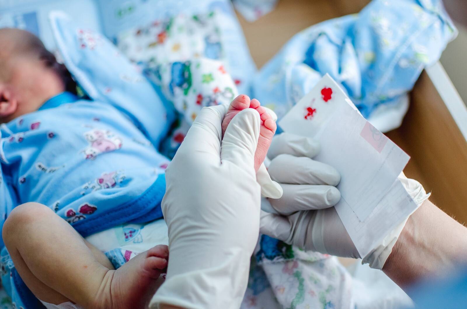Kõikidele Eestis sündinud ravikindlustatud vastsündinutele pakutakse tasuta sõeluuringut 21 kaasasündinud haiguse suhtes. Tänavu lisandus loetellu ka spinaalse lihasatroofia ehk lihaste kärbumistõve sõeluuring.