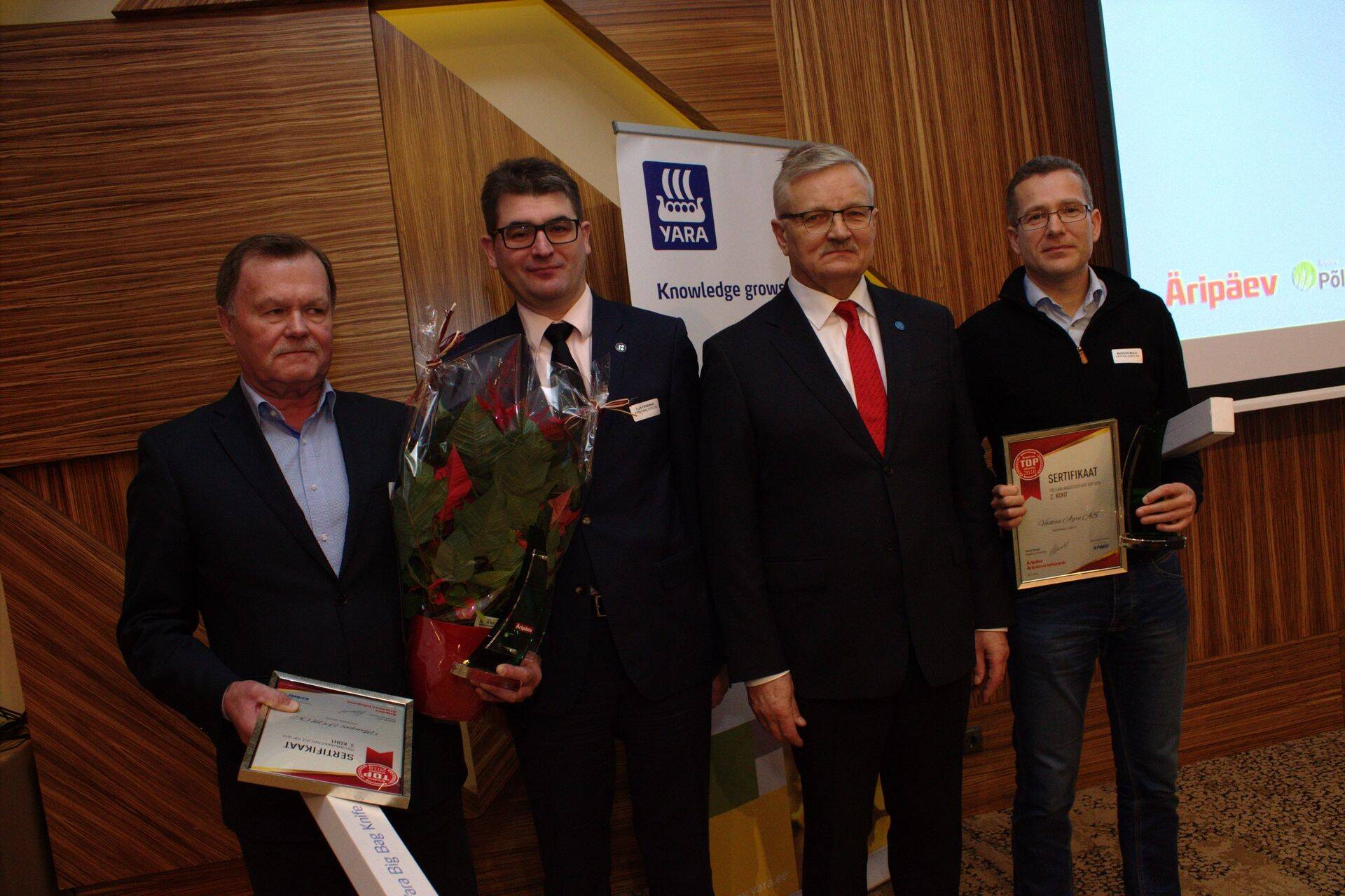 TOPi II ja III koha pälvinud ettevõtjad koos maaeluministri ja KPMG esindajaga.