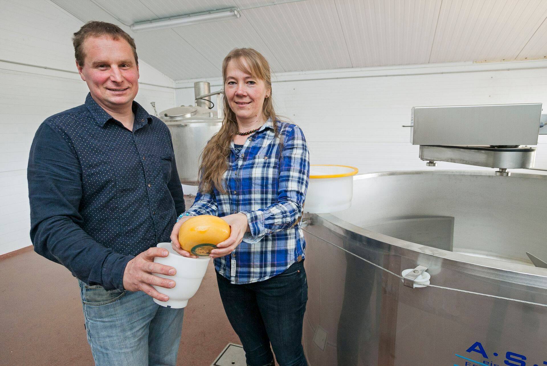 Tartumaal Kambjas asuva Andte Farmi omanikud Aivar Alviste ja Erika Pääbus hakkasid piima odavalt edasi müümise asemel Hollandi juustu tootma.