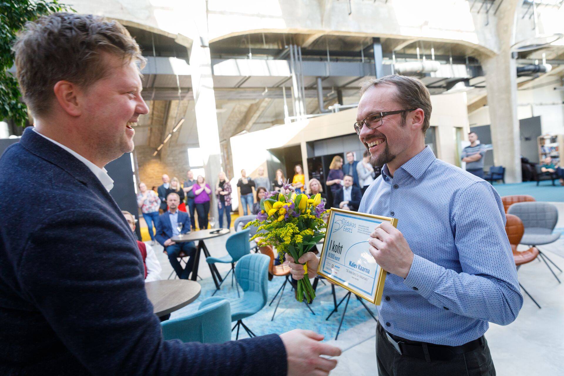 Täna autasustati arvamuskonkursi Edukas Eesti parimaid. Võitis Kalev Kaarna (paremal). Diplomi andis üle Äripäeva peatoimetaja Meelis Mandel.