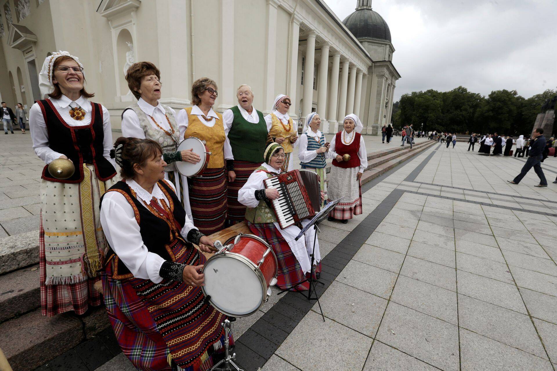 Leedu rahvarõivais taidlejad selle kuu algul Vilniuse festivalil