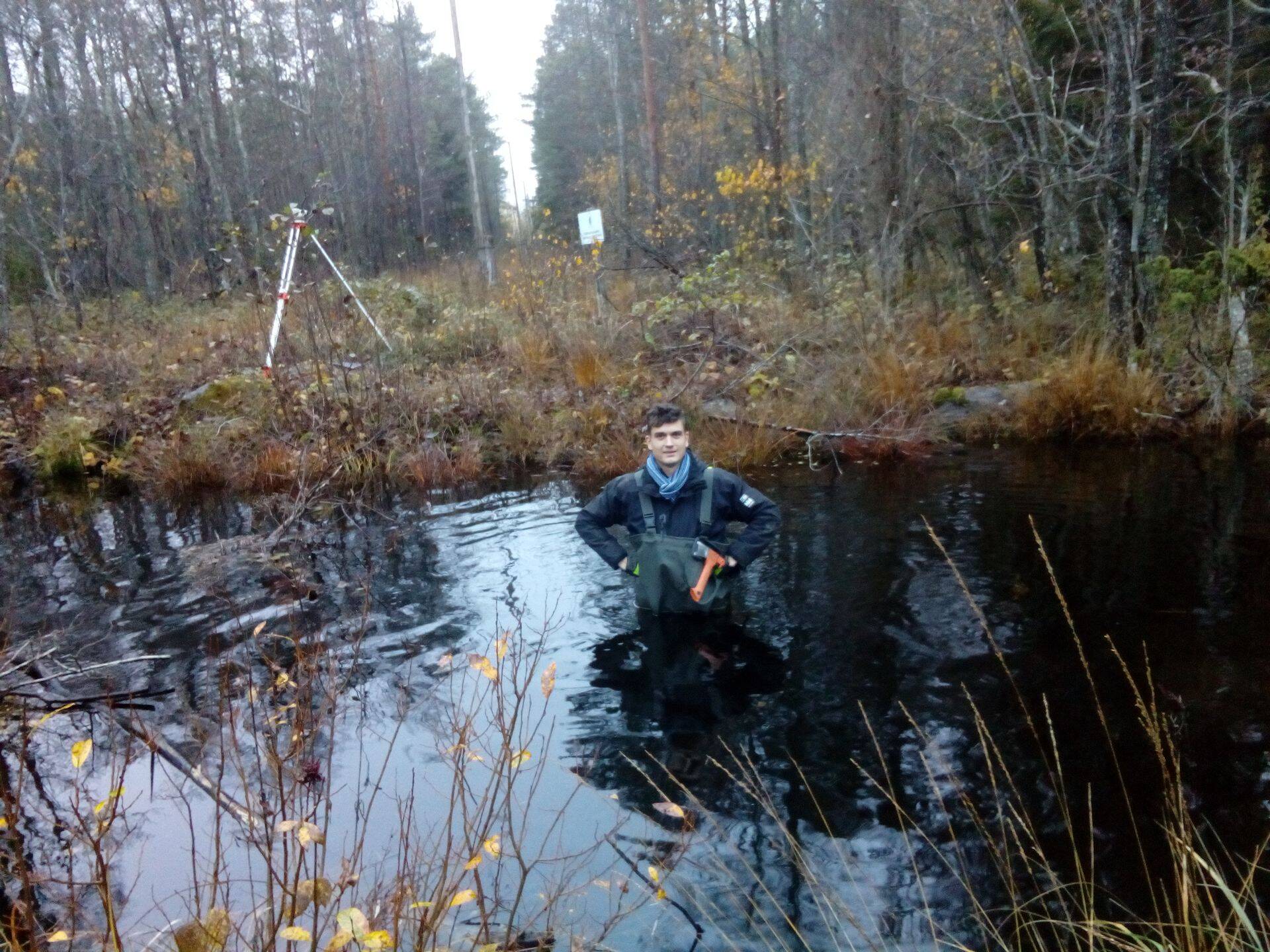 Teinekord tuleb lausa puusadeni vees sumada, pildil ASi Projekteerimisbüroo Maa ja Vesi juhataja Henri Daniel Ots mõõdistustöid tegemas Hiiumaal Pihla ojas