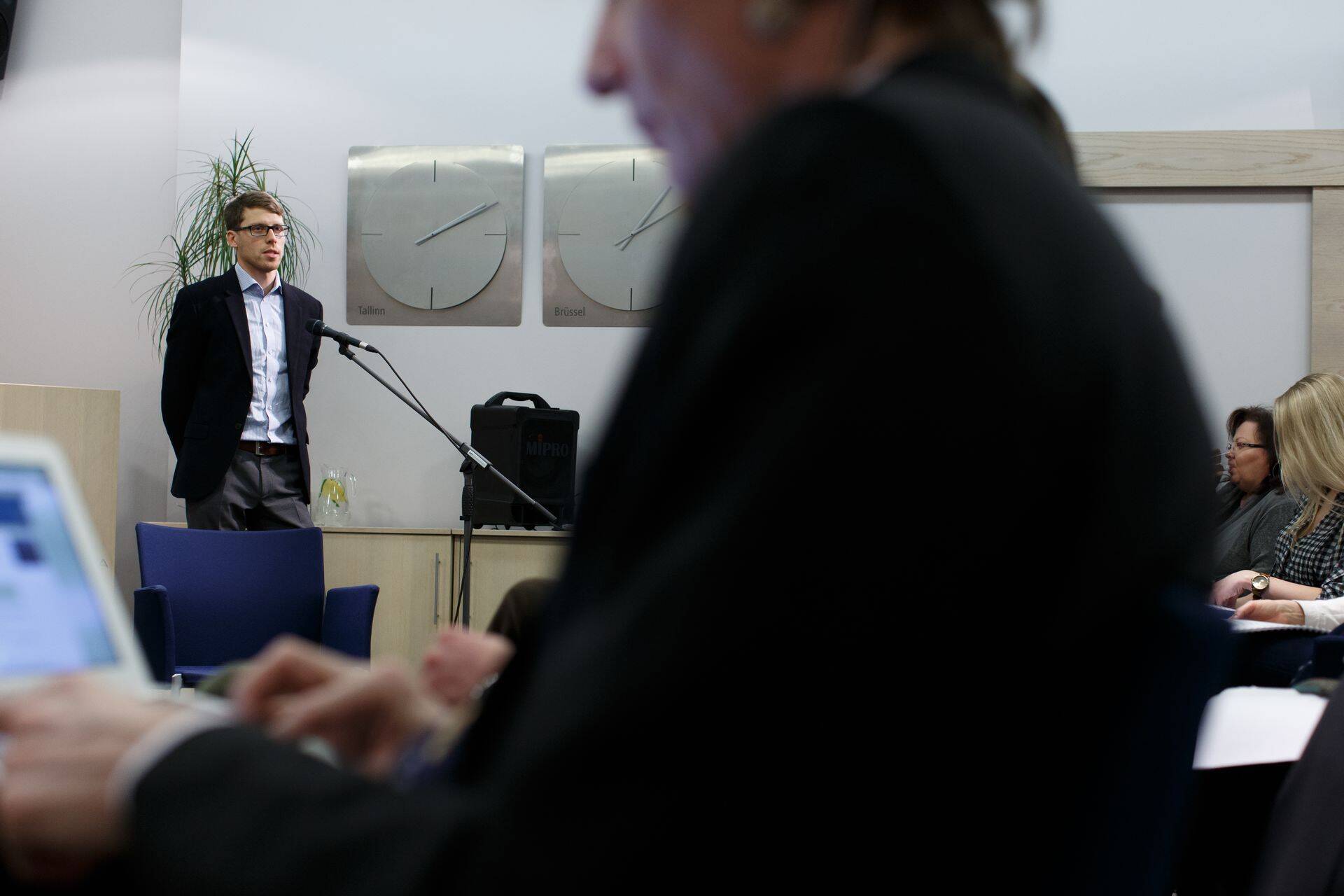 MTÜ Korruptsioonivaba Eesti juhatuse liikme Asso Prii sõnul paikneb Venemaa Transparency Internationali korruptsioonitajumise uuringu tabelis 27 punktiga 136. kohal, Eesti on aga 69 punktiga 26. kohal.