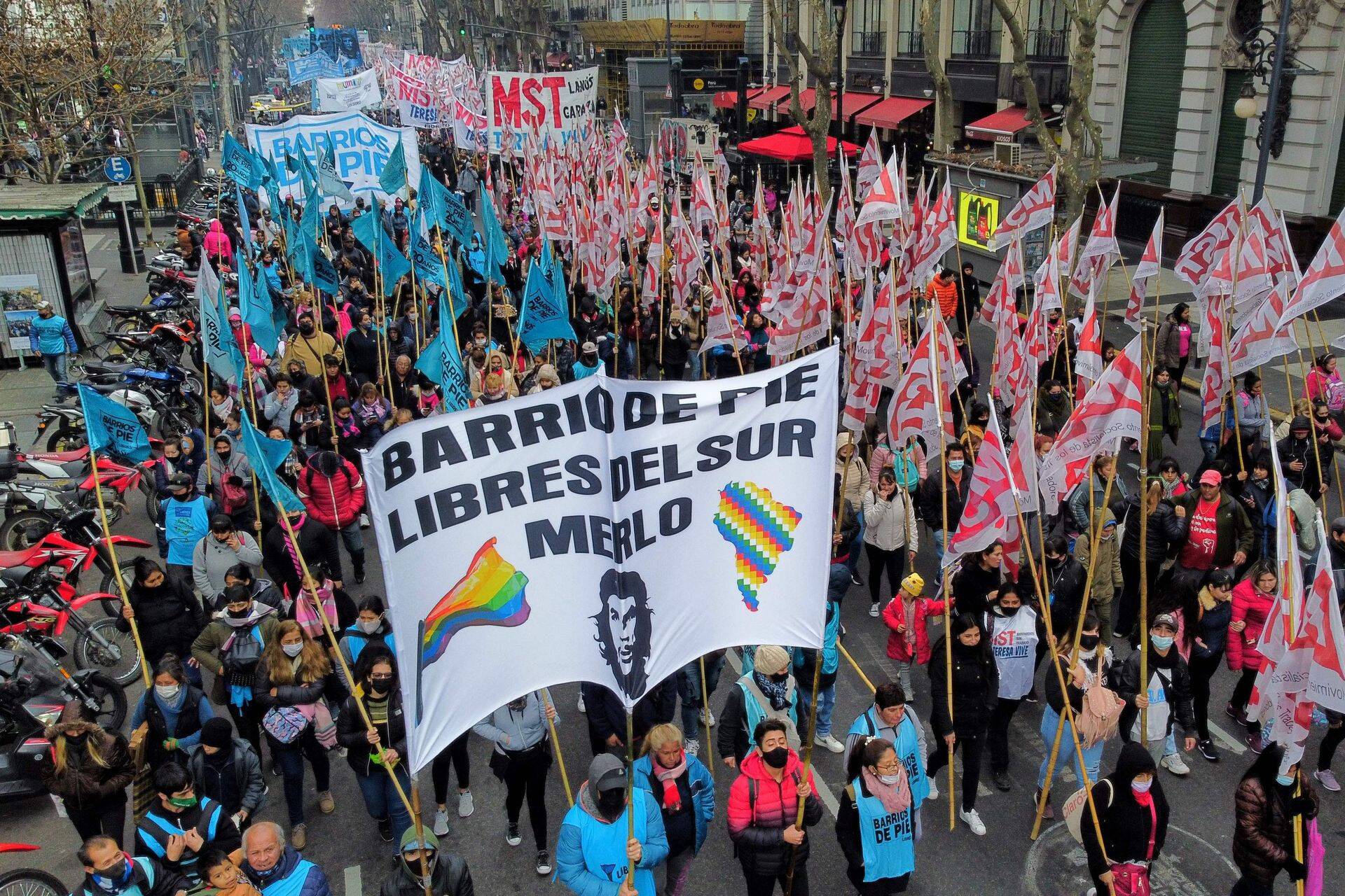 Члены общественных организаций Аргентины вышли на улицы с требованием к правительству расширить социальные планы и принять срочные меры против высокой инфляции. 14 июля 2022 года.