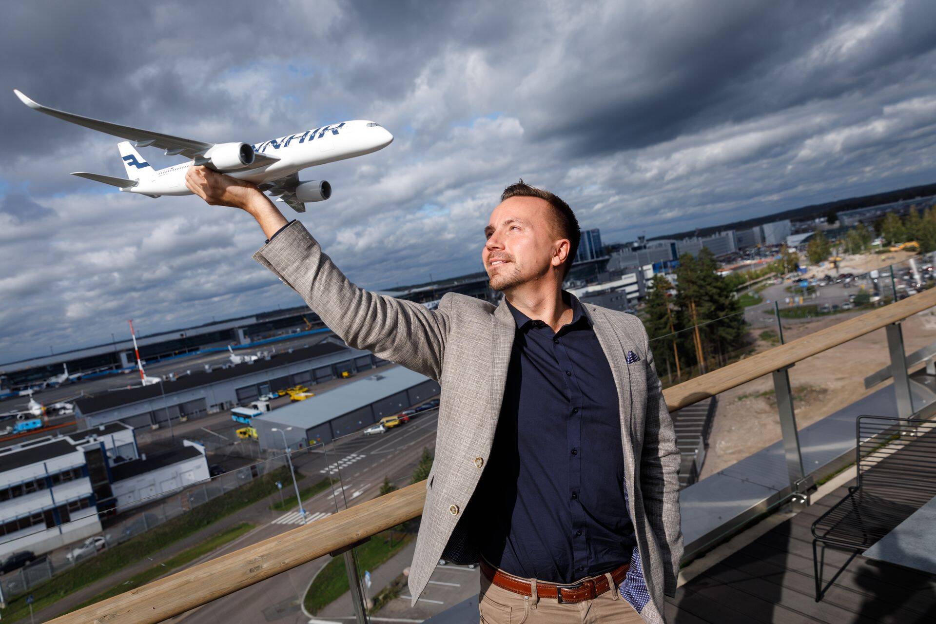 Finnairi kaubandusjuht Juha Järvinen Soomes Vantaas asuva peakontori rõdul. Finnair on Järvineni sõnul atraktiivne nišifirma, kelle suurimaks plussiks on hea asukoht.
