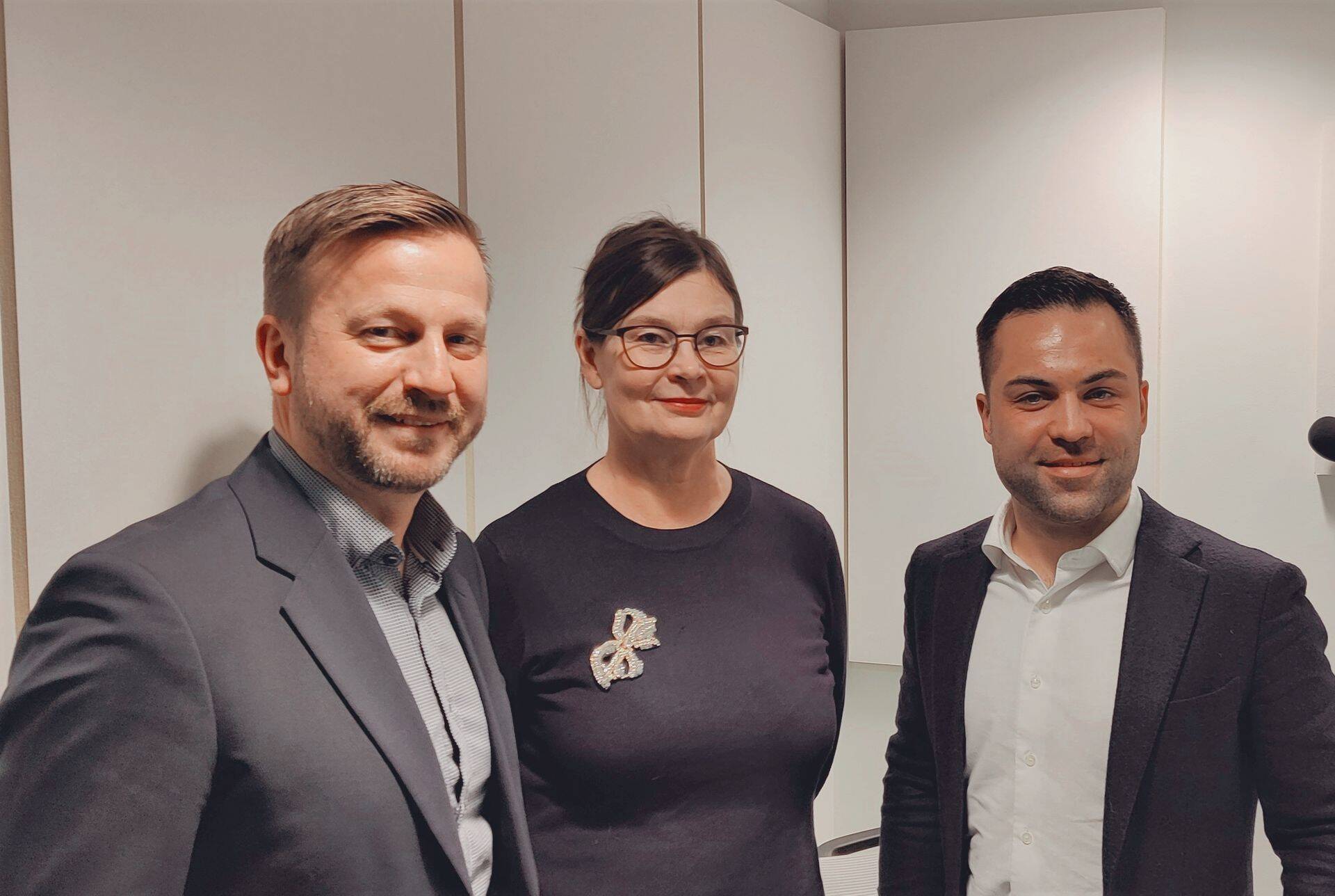 Tagurpidi mentorluse programmis osalejad Kuuno Kirspuu (vasakul) ja Kevin Tülp ning Fontese mentorluse valdkonna juht Tiiu Allikvee.