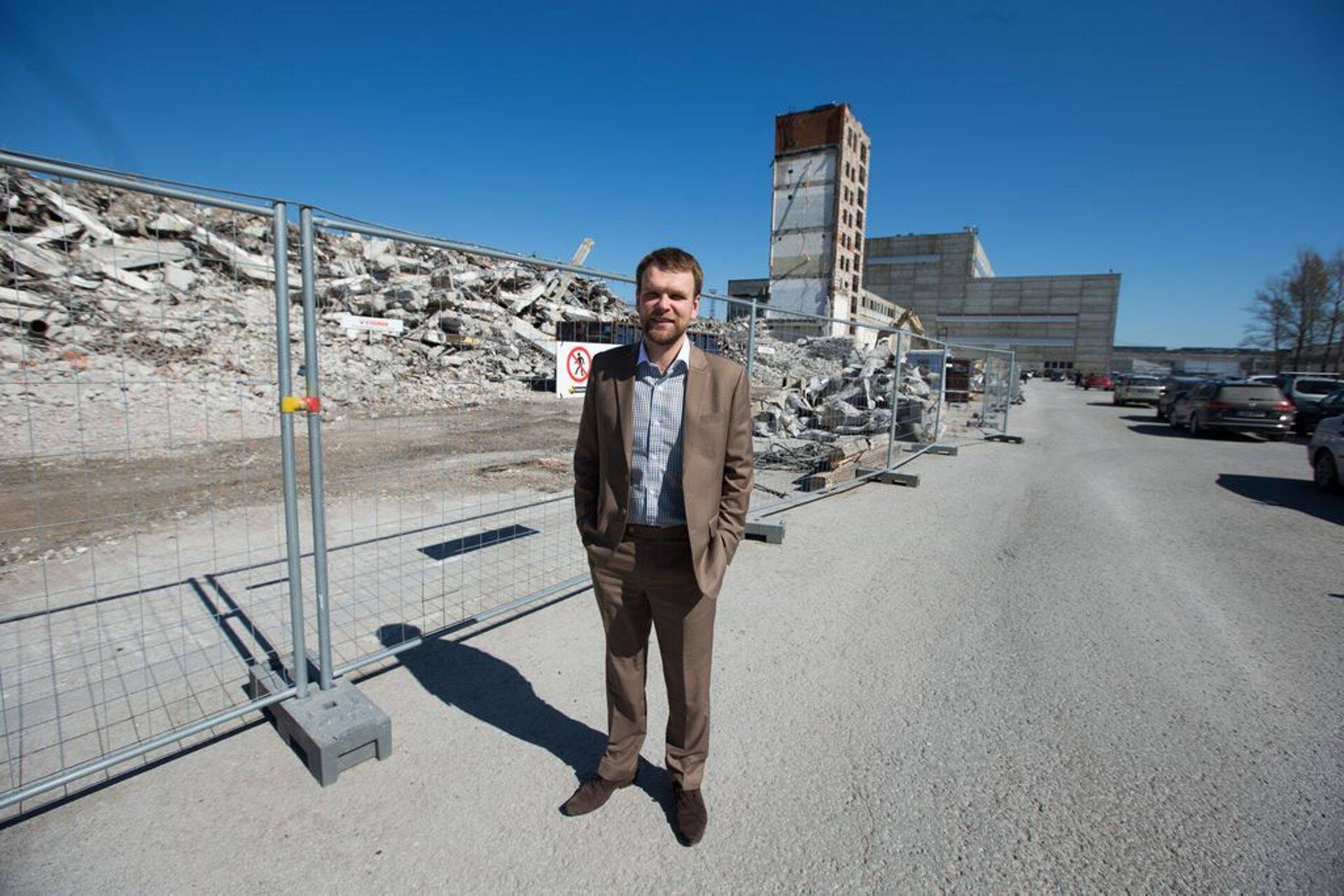 Technopolis Ülemiste juhatuse esimees Gert Jostov tänavu aprillis Ülemiste City's Dvigateli tehase rusude juures.