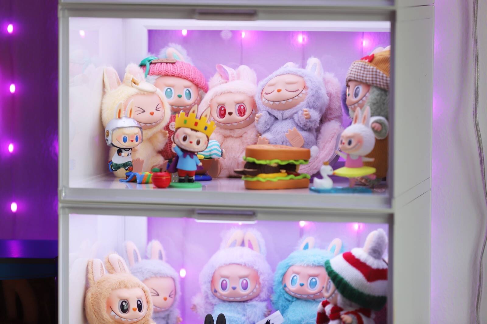 Куклы Лабубу выставлены в витрине в Германии, куда больше не поставляет газ российский «Газпром», уступивший Лабубу в капитализации.