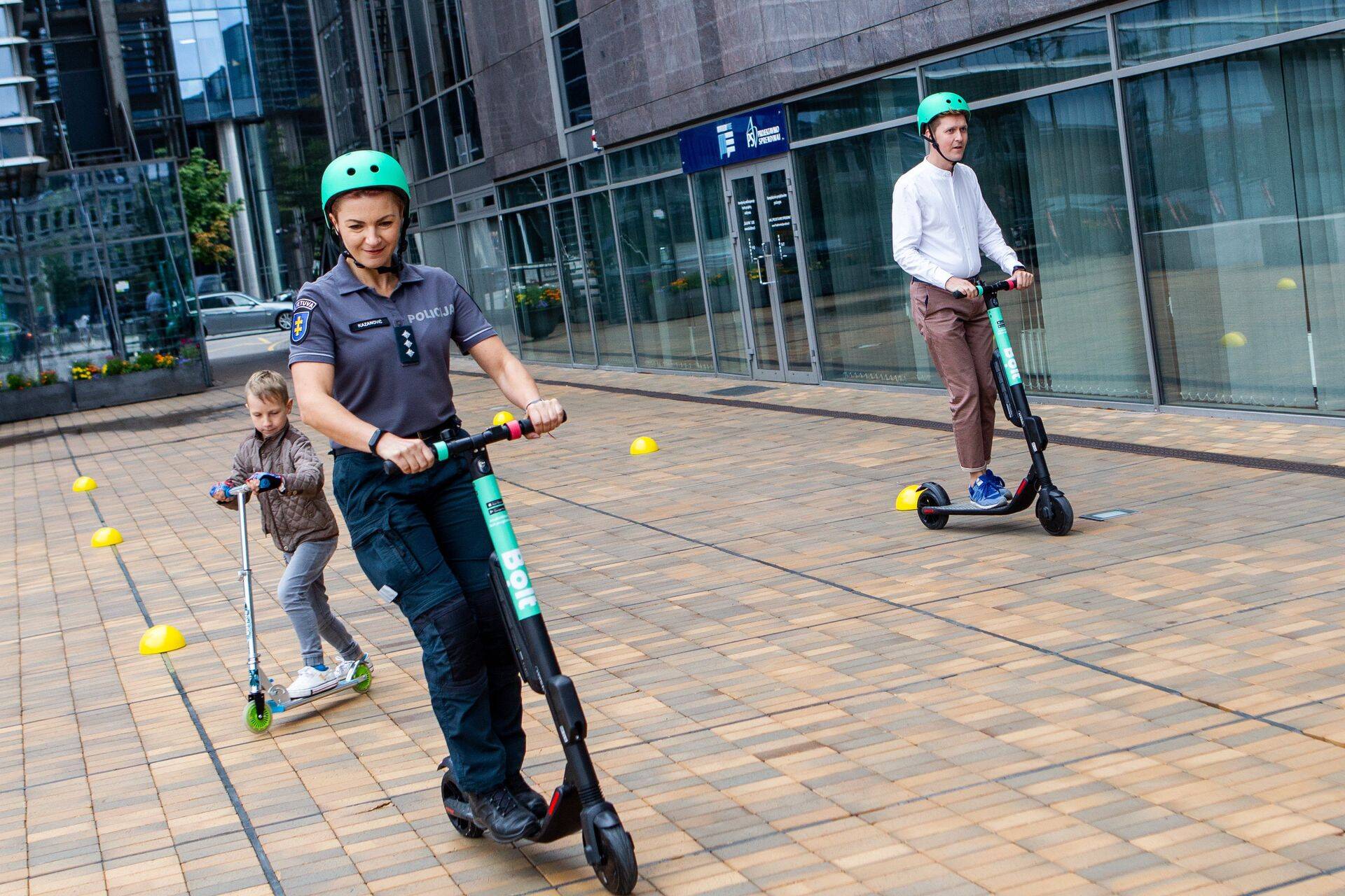 Leedu politsei liiklustalituse osakonna spetsialist Marija Kazanovič ja Vilniuse linnavalitsuse esindaja Antonas Nikitinas katsetamas Bolti elektrilisi tõukerattaid.