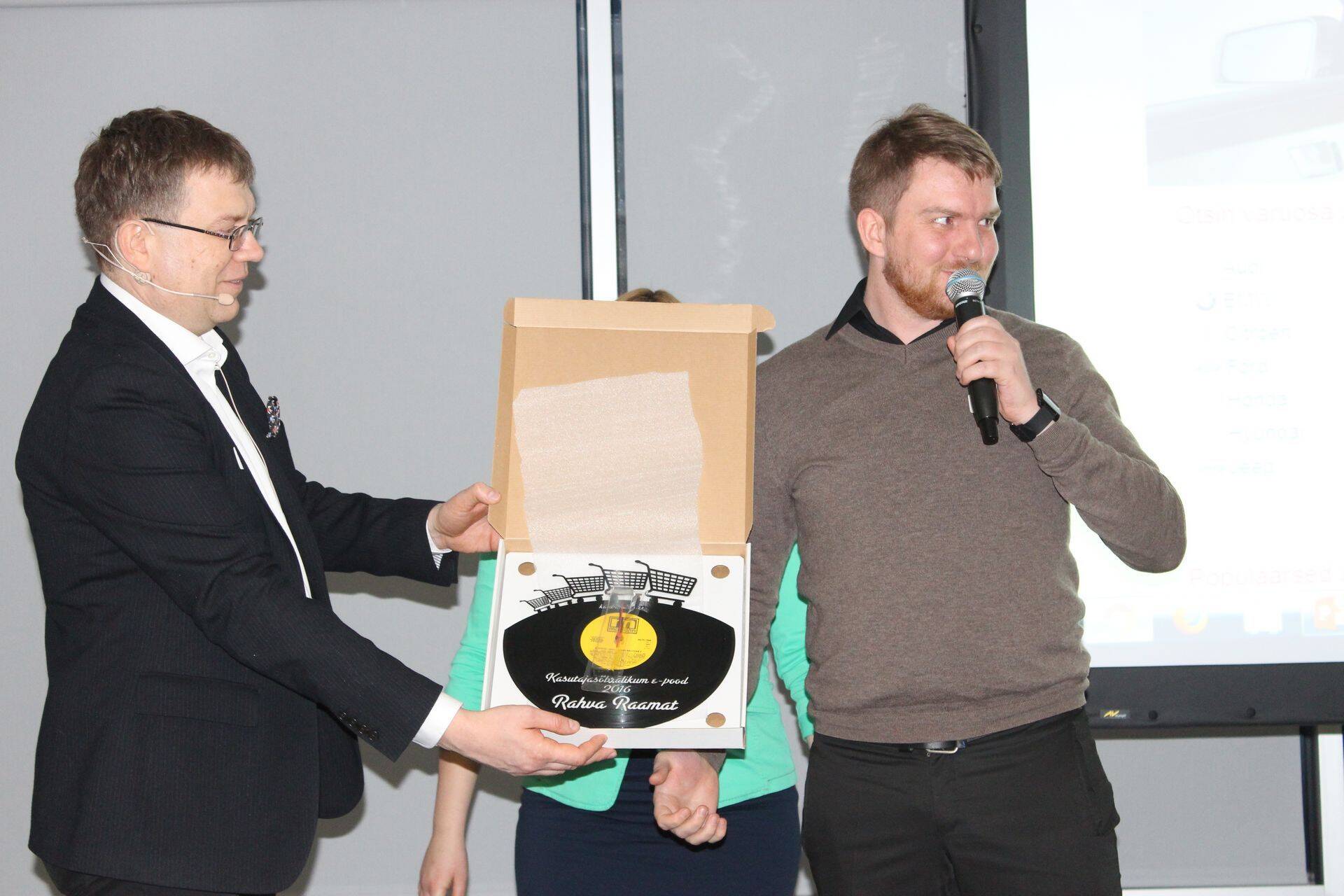 Best Marketing International juht Hando Sinisalu ja Rahva Raamatu e-äri müügi- ja arendusjuht Toomas Aasmäe andsid parimatele auhinna.