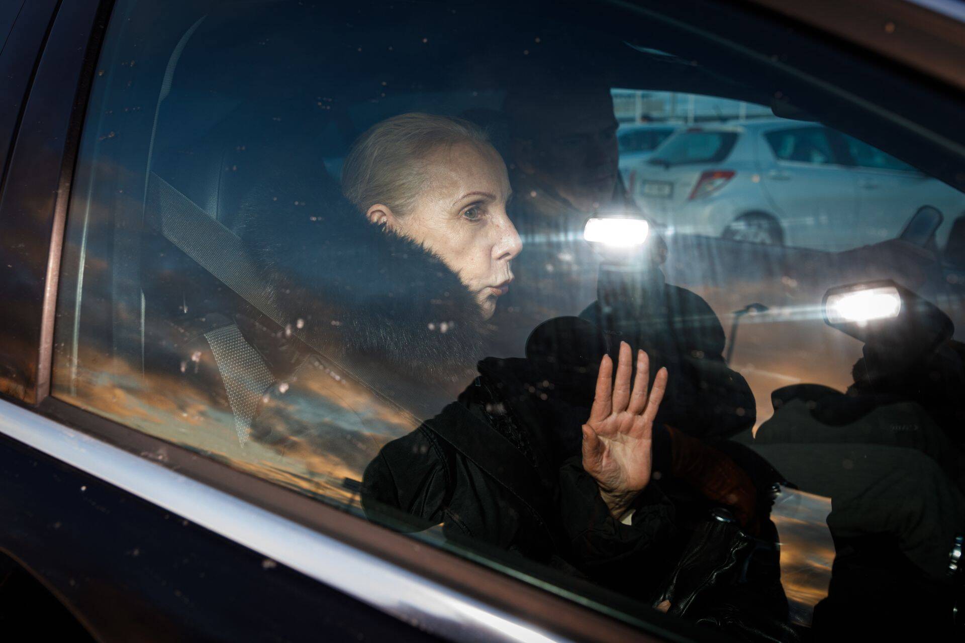 Teisipäeval vahi alt vabanenud Kersti Kracht sattus peagi ajakirjanike piiramisrõngasse.