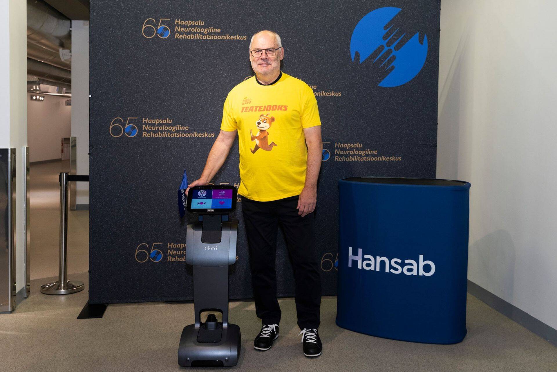 Heategevuslik Teatejooks toetab HNRK-le suhtlusroboti Temi soetamist pildil koos president Alar Karisega