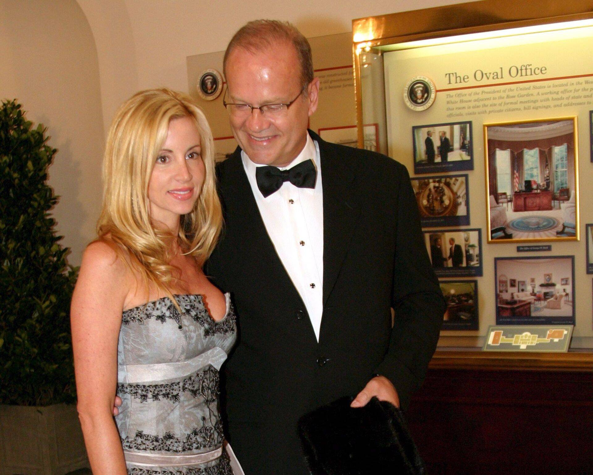 Sarjas 'Frasier' psühhiaater Frasier Crane'i mängiv Kelsey Grammer (paremal) koos abikaasa Camille Donatacci Grammeriga Valges Majas.