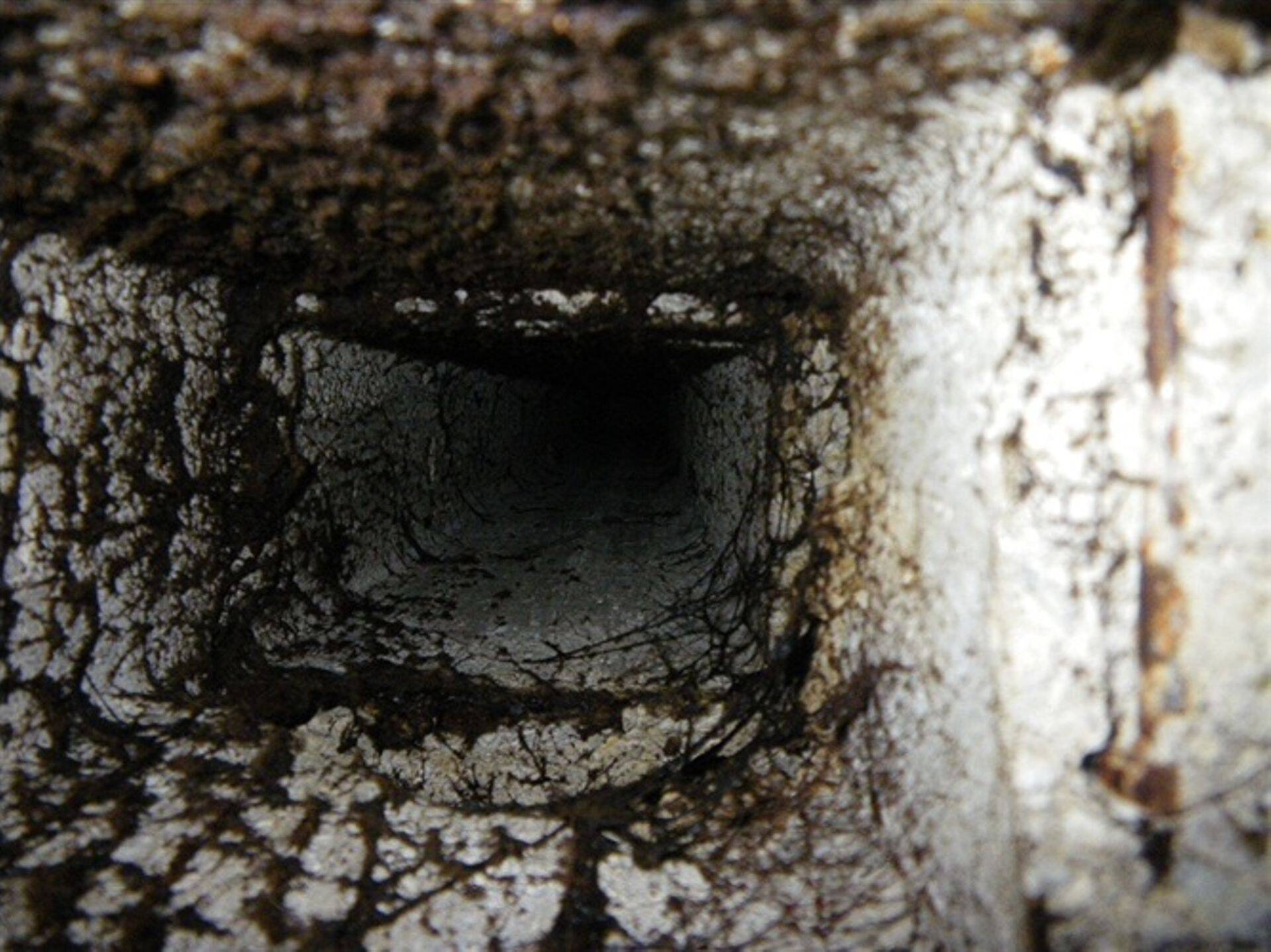 Esimesel fotol puhastamata ventilatsioonilõr, teisel pildil puhastatud lõõr, kuid fotol näha et lõõris on ebatihedused, kolmandal pildil selgub resti eemaldades, et ava lõõri puudub, betoon on ees