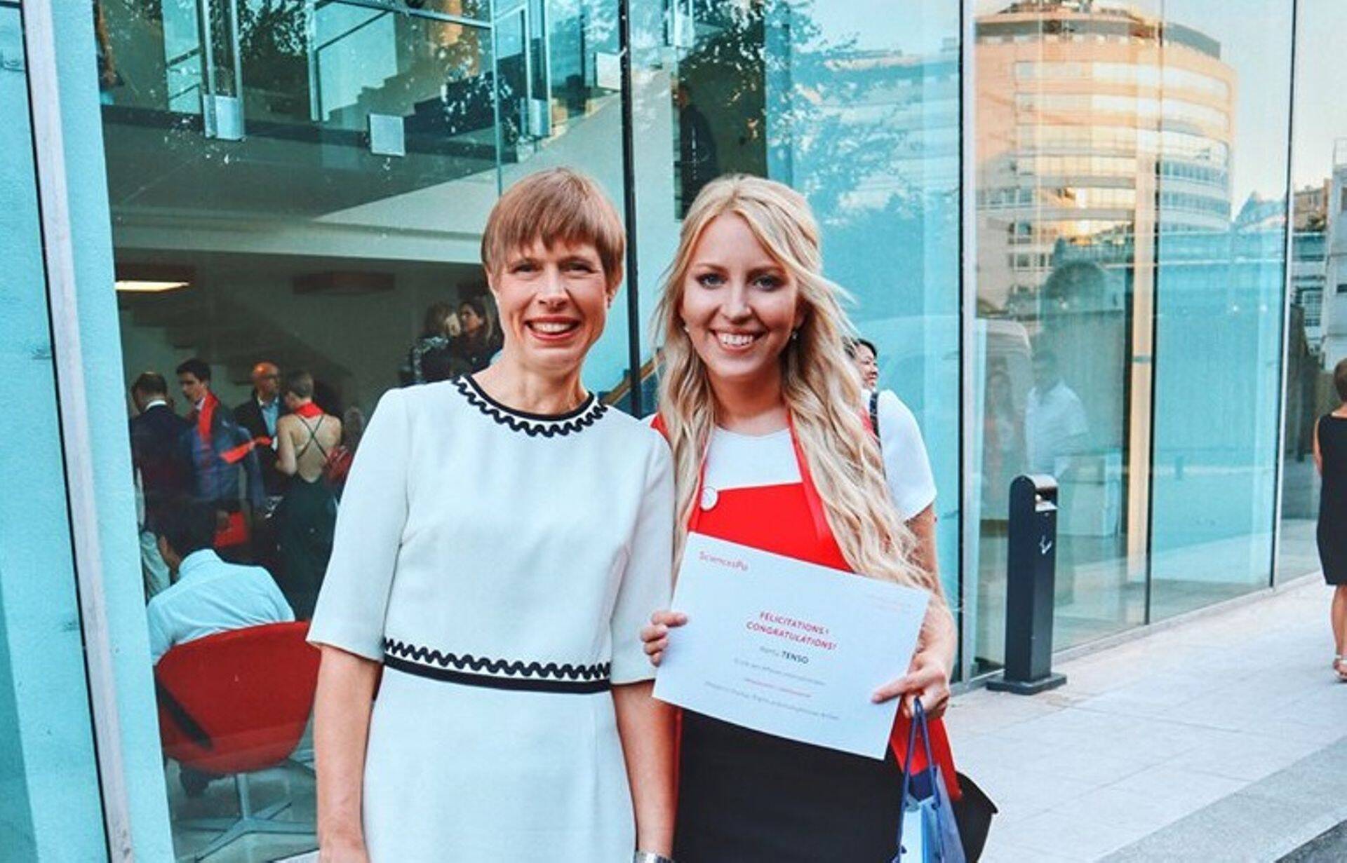 Kertu Tenso on suurepärane näide sihikindlusest ja ambitsioonikusest, et jõuda endale hingelähedasel erialal tippu. Ta lõpetas kevadel Prantsusmaa juhtiva poliitikauuringute instituudi Sciences Po ja on nüüd doktorantuuris Northeasterni Ülikoolis Bostonis. Fotol poseerib Kertu president Kersti Kaljulaidiga, kes oli kevadisel aktusel Pariisis kohal tunnustava kõne ja meenega.