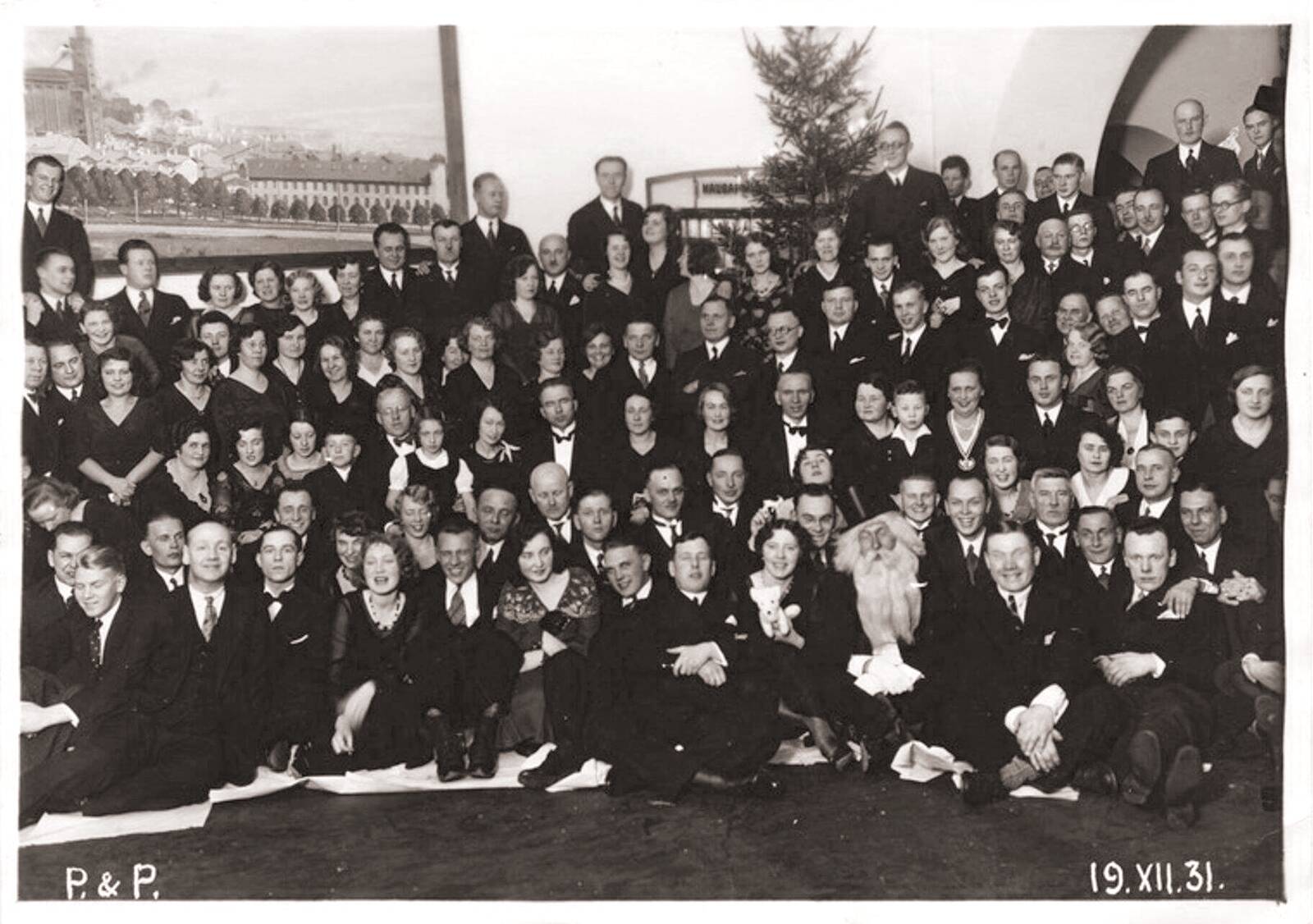 Сотрудники фирмы J. Puhk & Pojad на рождественском корпоративе, 1931 год.