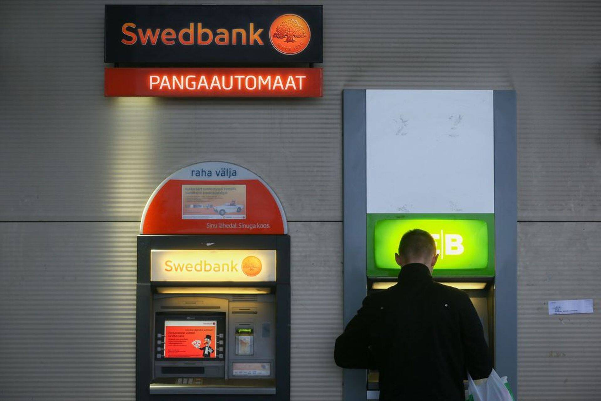 Swedbanki sularahaautomaat.