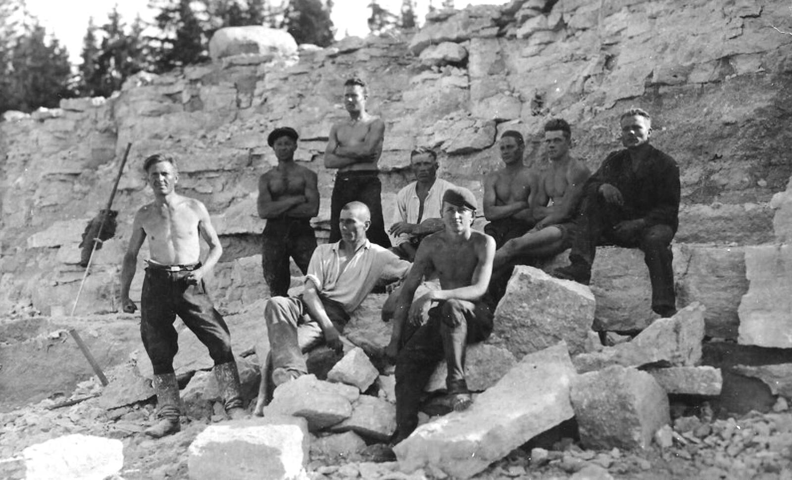 Рабочие на известняковых каменоломнях.