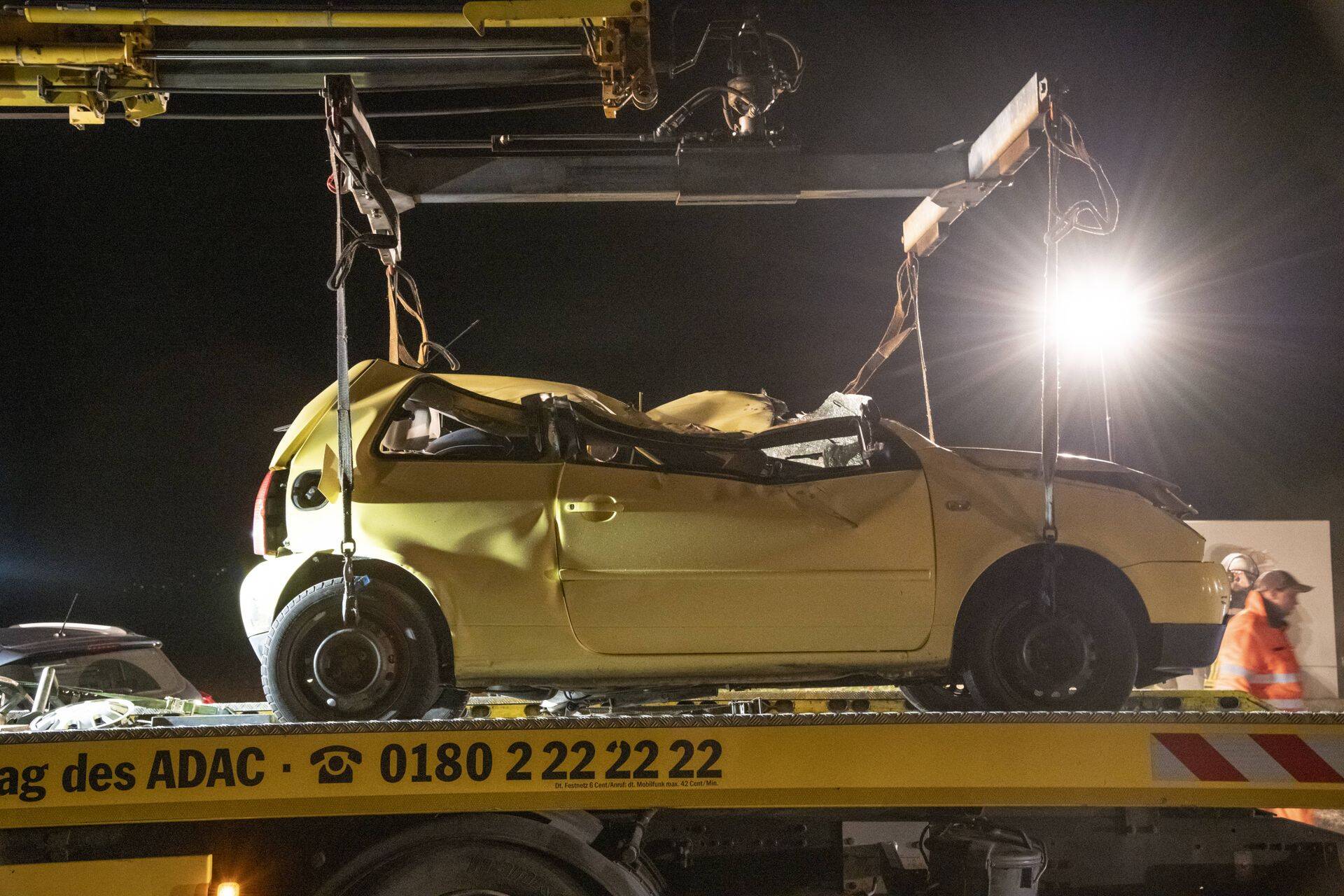 Tödlicher Verkehrsunfall auf A5 bei Bad Nauheim - 5-jähriger kommt ums Leben 20.10.2018, Hessen, Butzbach: Bei einem Verkehrsunfall auf der A5 an der Anschlussstelle Bad Nauheim ist am Abend ein fünfjähriger Junge ums Leben gekommen. Laut Polizei touchierte gegen 20:58 Uhr eine 43-jährige Autofahrerin mit ihrem SUV das neben ihr fahrende Auto, das mit einem 35-jährigen aus Butzbach und seinen Kindern (2, 4 und 5) besetzt war. Der Kleinwagen fuhr mit hoher Geschwindigkeit in die Leitplanke und überschlug sich. Das älteste Kind wurde so schwer verletzt, dass es noch vor Ort starb, der Vater und seine beiden anderen Kindern wurden schwer verletzt. Die Unfallverursacherin wurde ebenfalls verletzt. Die Polizei vermutet, dass sie Alkohol intus gehabt haben könnte. Die Autobahn blieb mehrere Stunden vollgesperrt. *** A fatal traffic acc EINSFBBUBVUA5