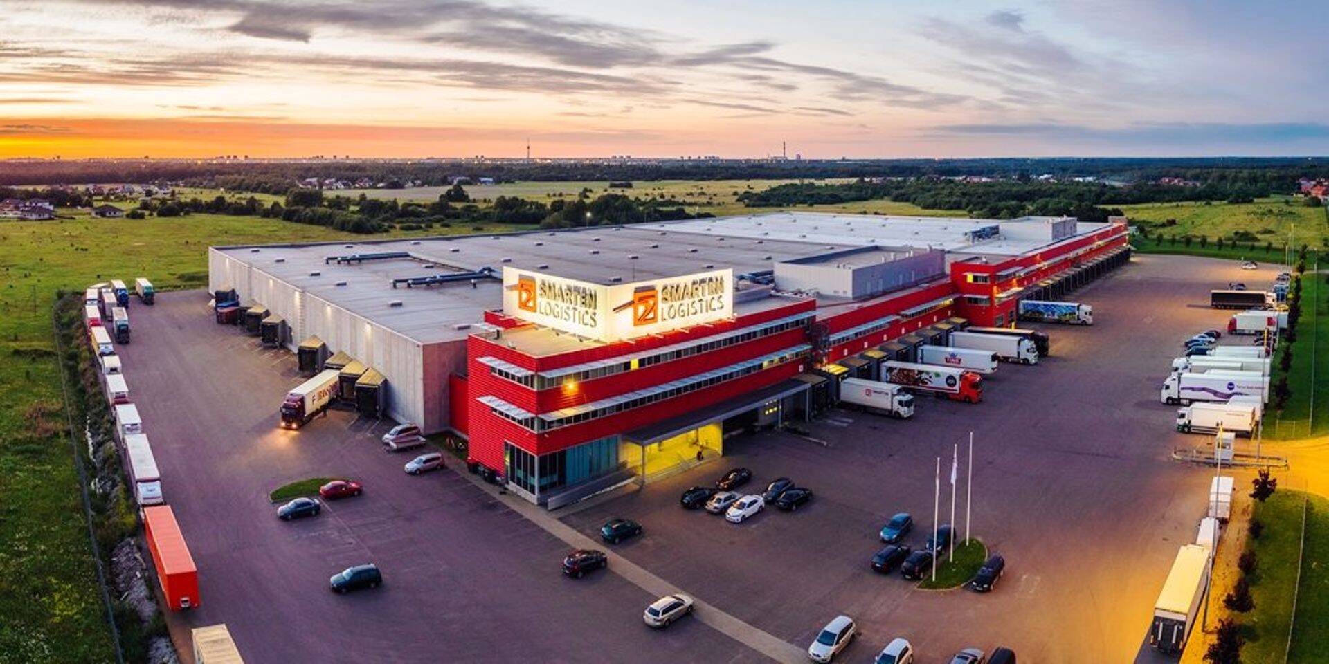 Smarten Logisticsi laohoone droonilt pildistatuna.