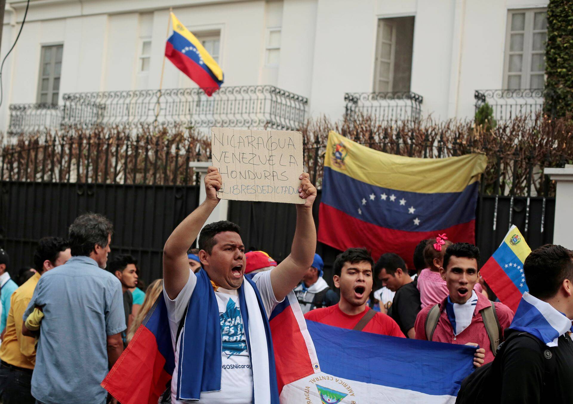 Venezuelalased toetavad oma riiki kõikjal: fotol Costa Rical elavad venezuelalased, kes on tulnud tänavatele, et näidata, mida nad arvavad kodumaal toimuvast.